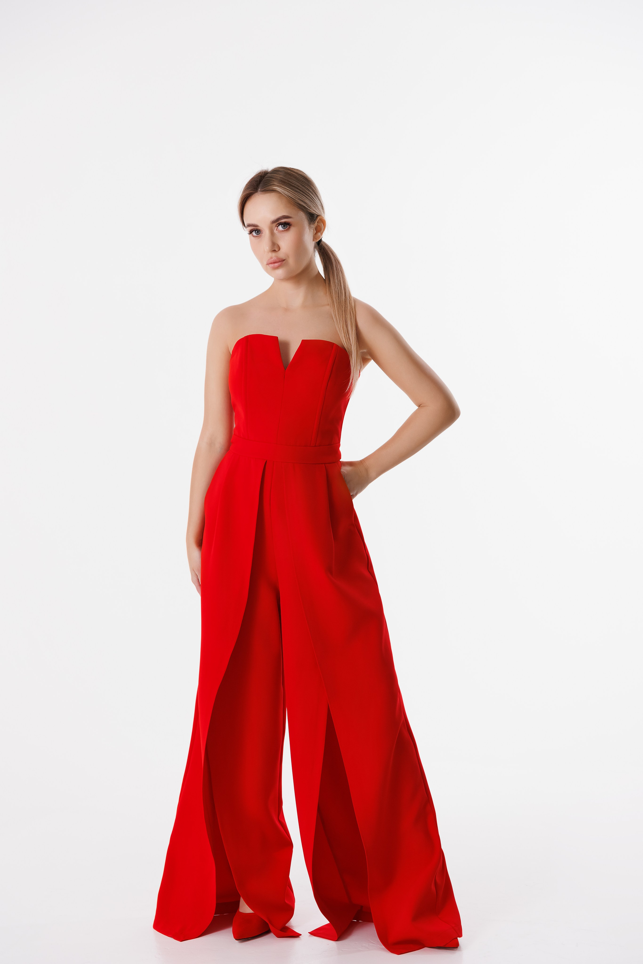 Комбинезон корсетный с разрезами . Размер 44 - 46  , на рост до 170 см .