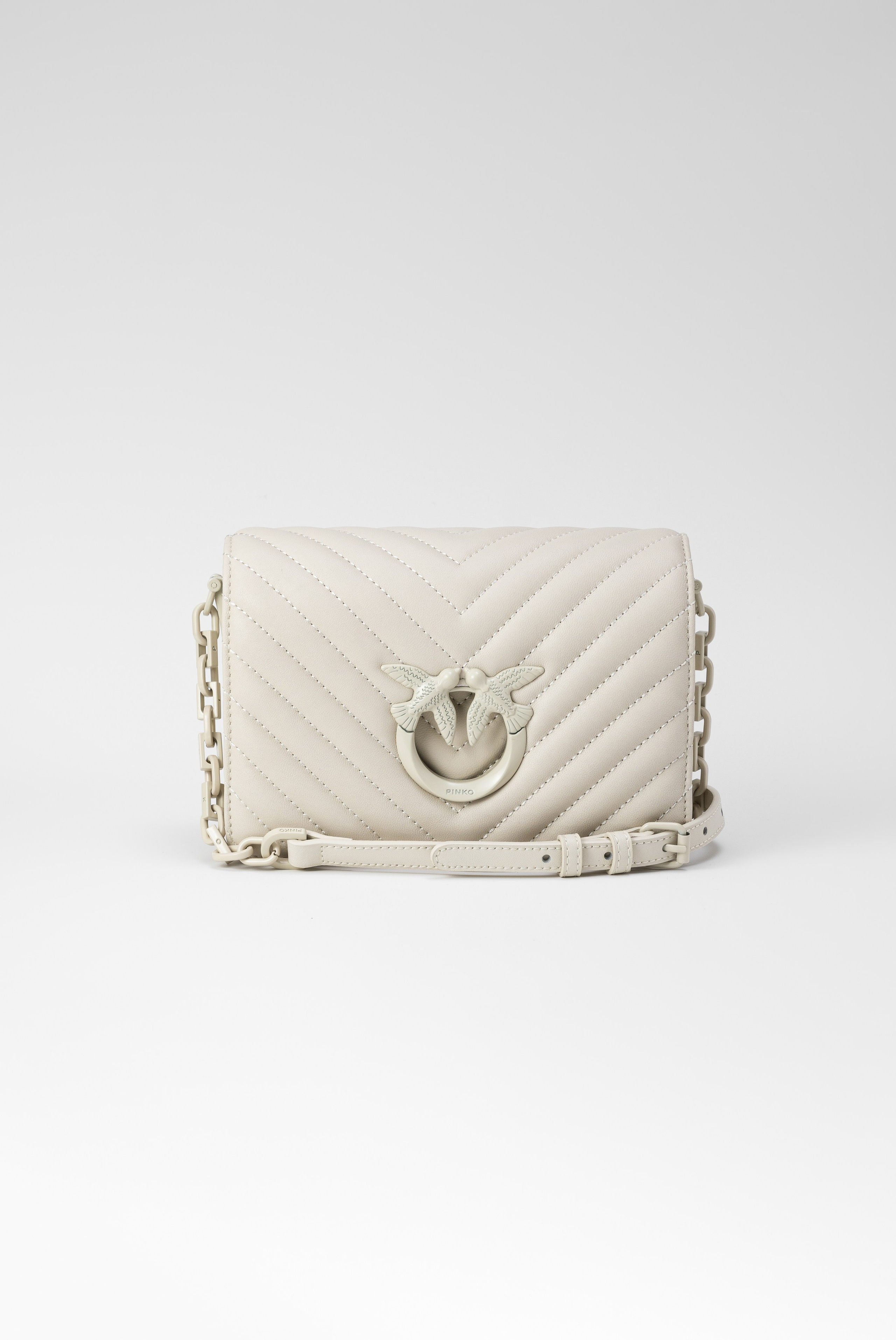 Сумка Pinko на белом фоне
