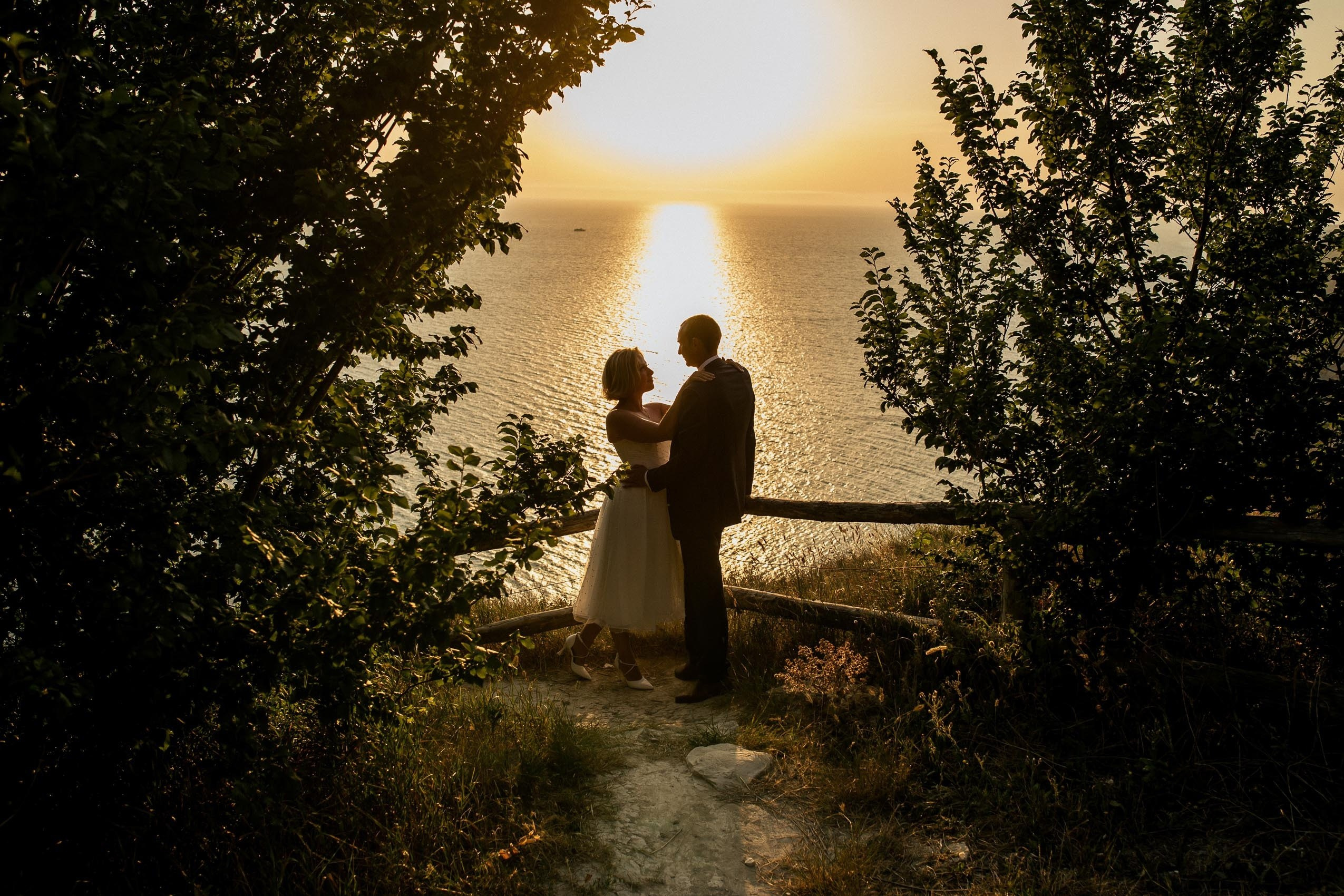 Фото жениха и невесты на фоне закатного солнца на Лысой Горе.