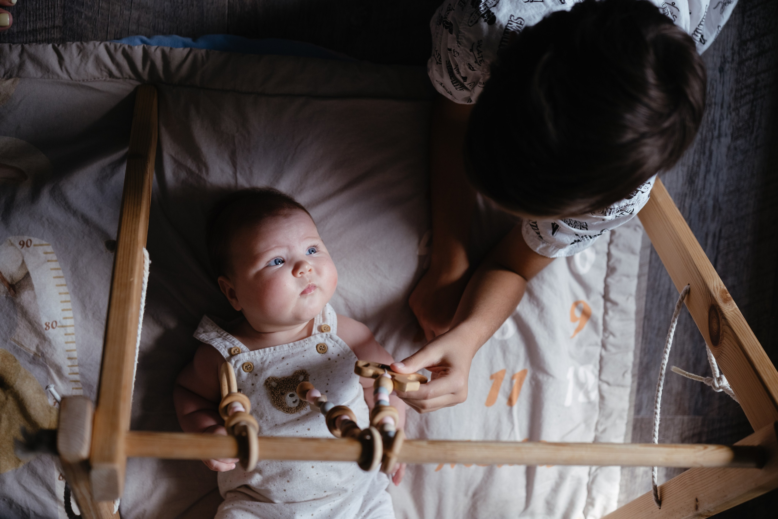 Алиса дома с мамой, братом и котом. Семейный детский ньюборн фотограф в Москве Марта Петрова