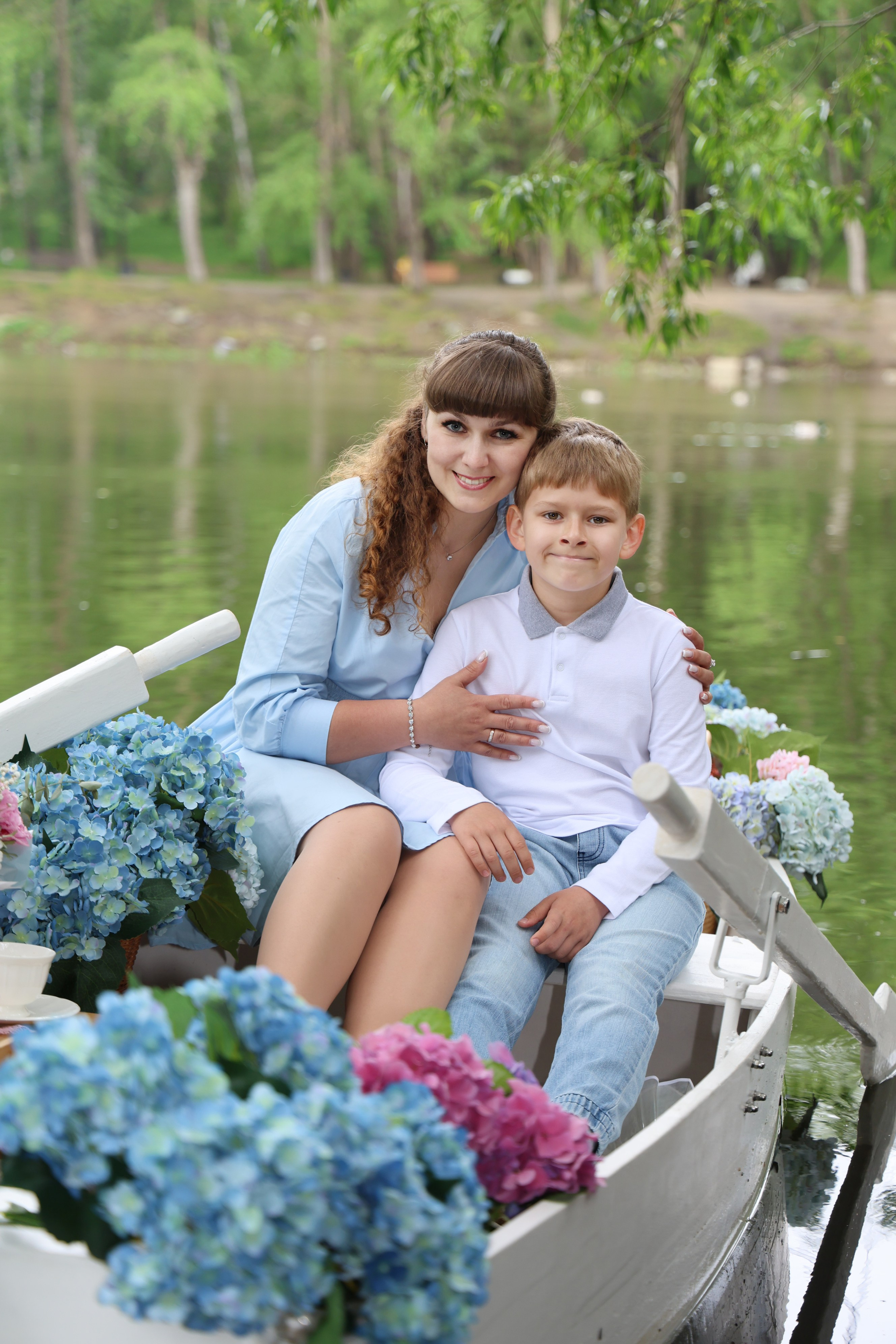 Фотосессия в лодке, лодка, озеро, платье, книга, шляпа, зонт, перчатки, весла, лето. Свадебный, семейный, женский и детский фотограф из Екатеринбурга