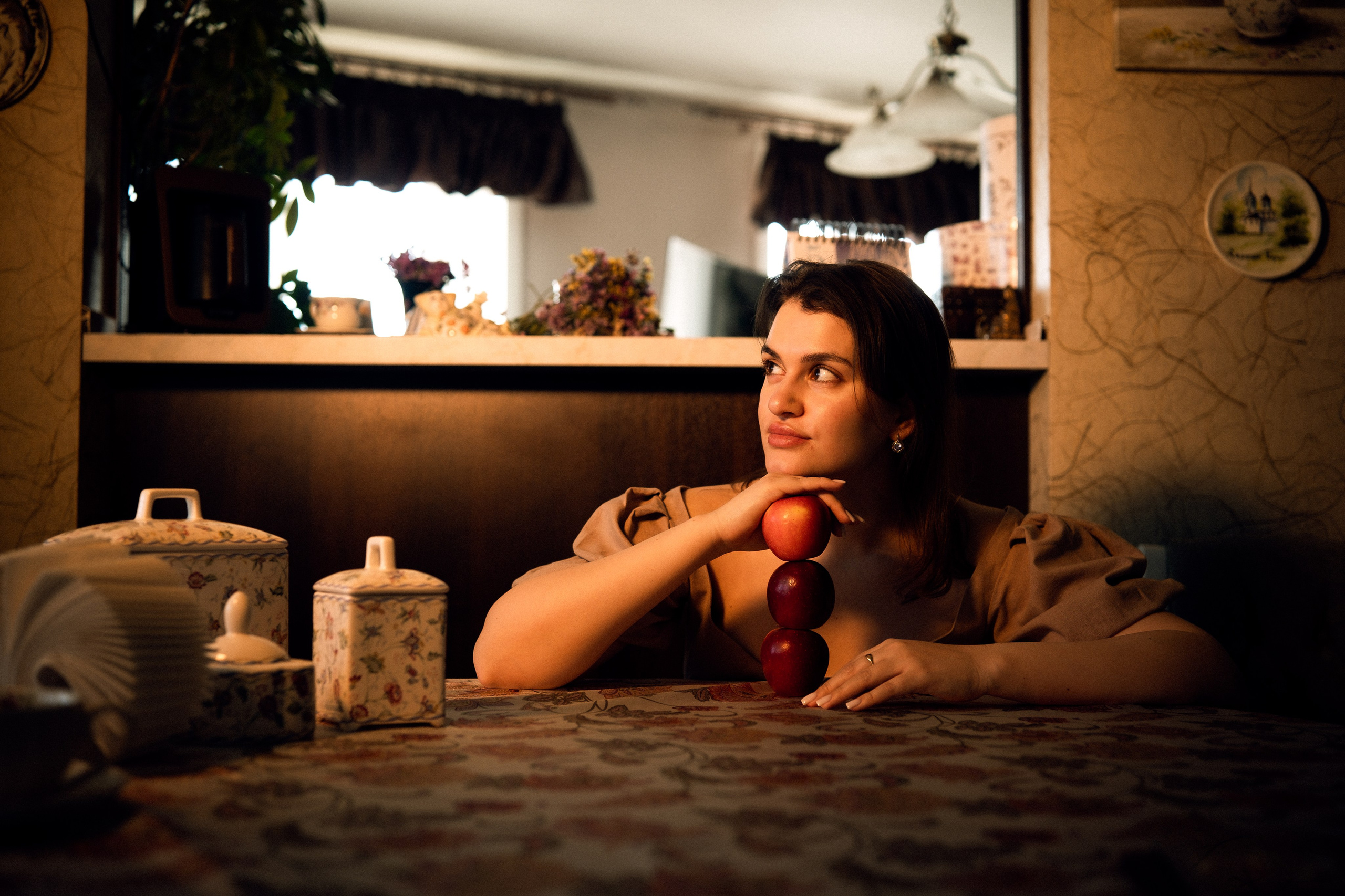 Женская портретная фотосессия дома. Фотограф в Чите Анна Камратова. Помогу Вам создать историю, в которой Вы — главный герой!