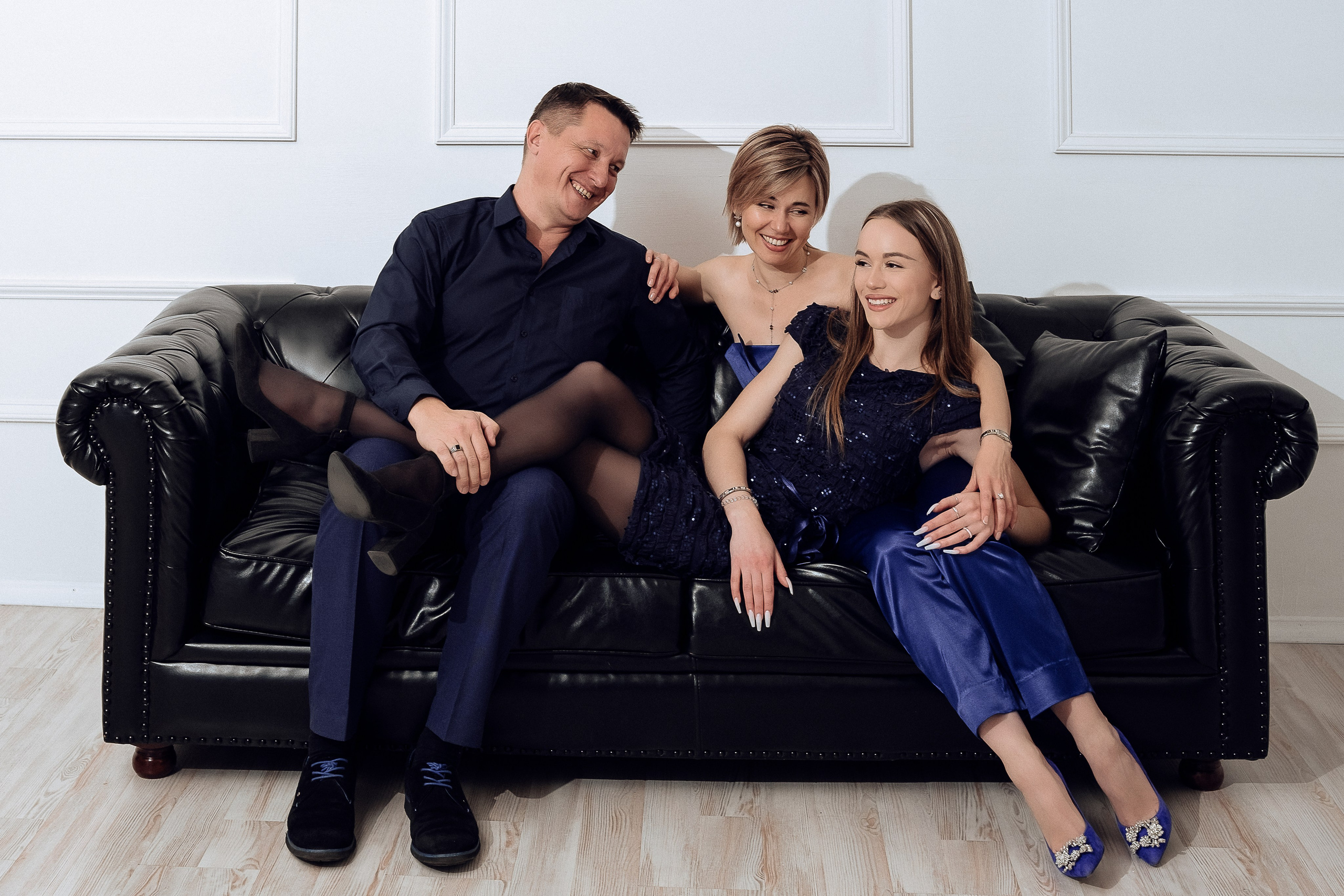 Семейная фотосессия в студии. Фотограф в Чите Анна Камратова. Помогу Вам создать историю, в которой Вы — главный герой!