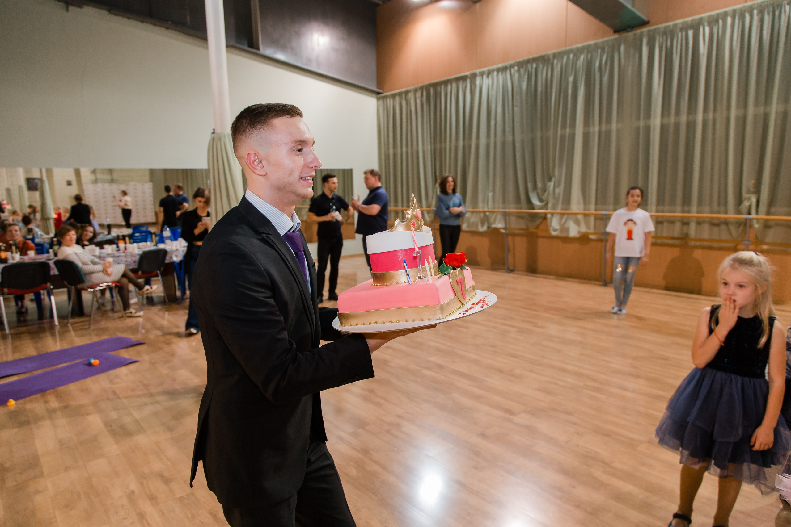 Фотосъемка детского дня рожденья. Видеосъемка и фотосъемка свадеб. Фотограф и оператор на свадьбу. Видеосъемка подкастов, собственная видео-фотостудии. Предметная фотосъемка