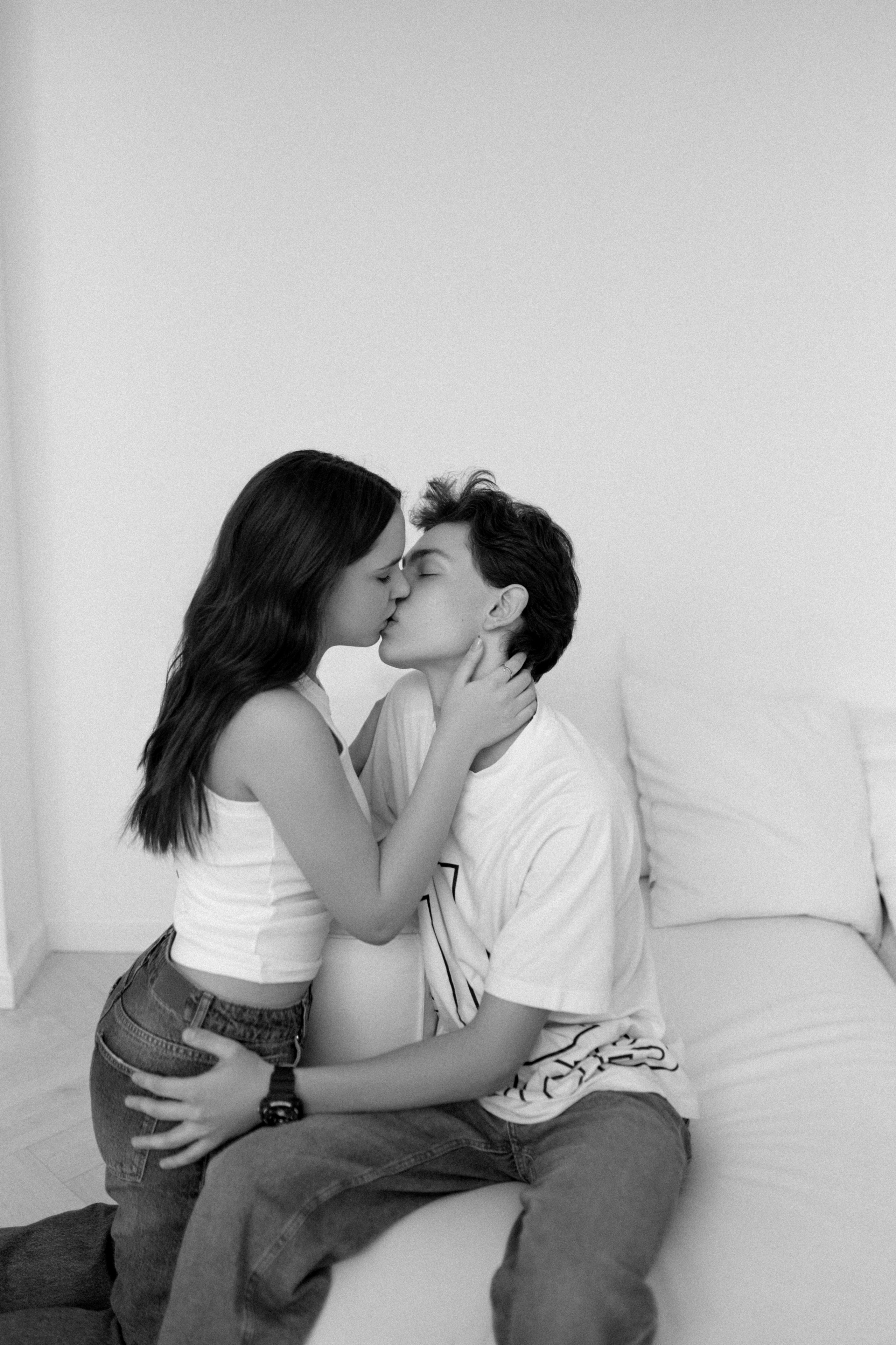 Лавстори в минималистично фотостудии. Сестры Карабаза. Фотографы и ретушеры в Москве и Санкт-Петербурге