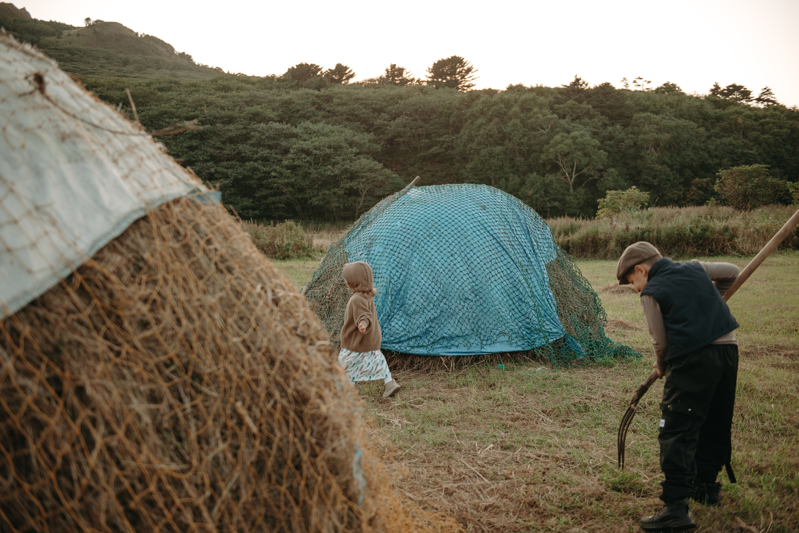 Дениска и Пелагея на сенокосе. Ирина Метелица фотограф на Шикотане