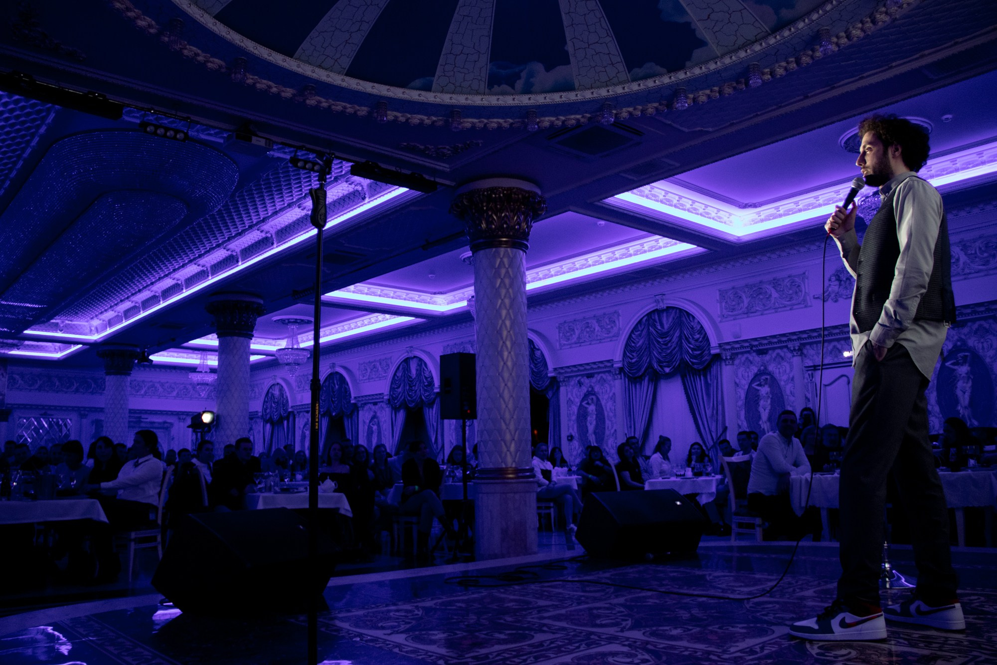 Выступление стендап-комика Дмитрий Романов. Репортажный, промышленный и маркетплейс-фотограф Дмитрий Чернат