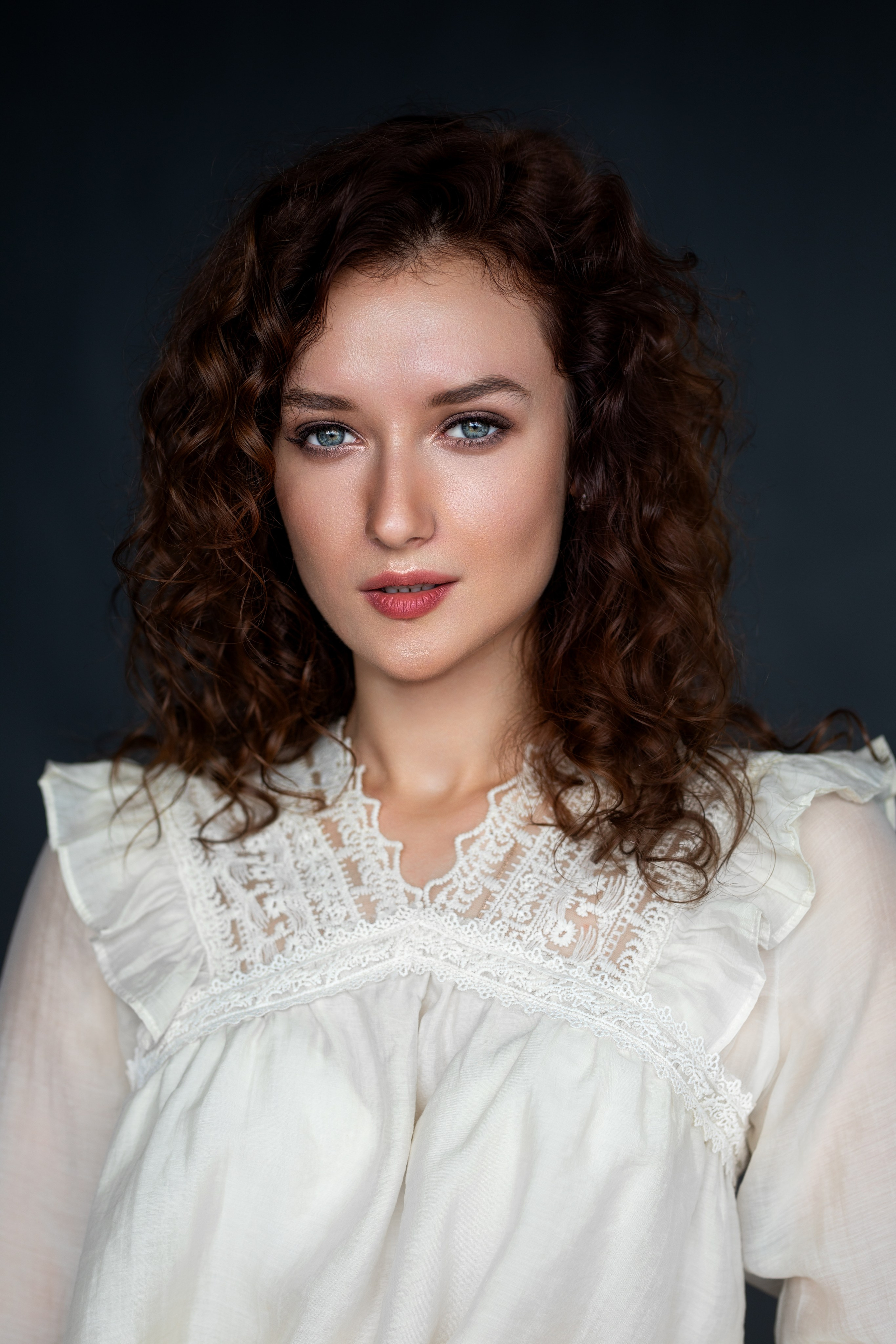 Фотосет с Анастасией в студии с минимальным интерьером в формате для «себя»