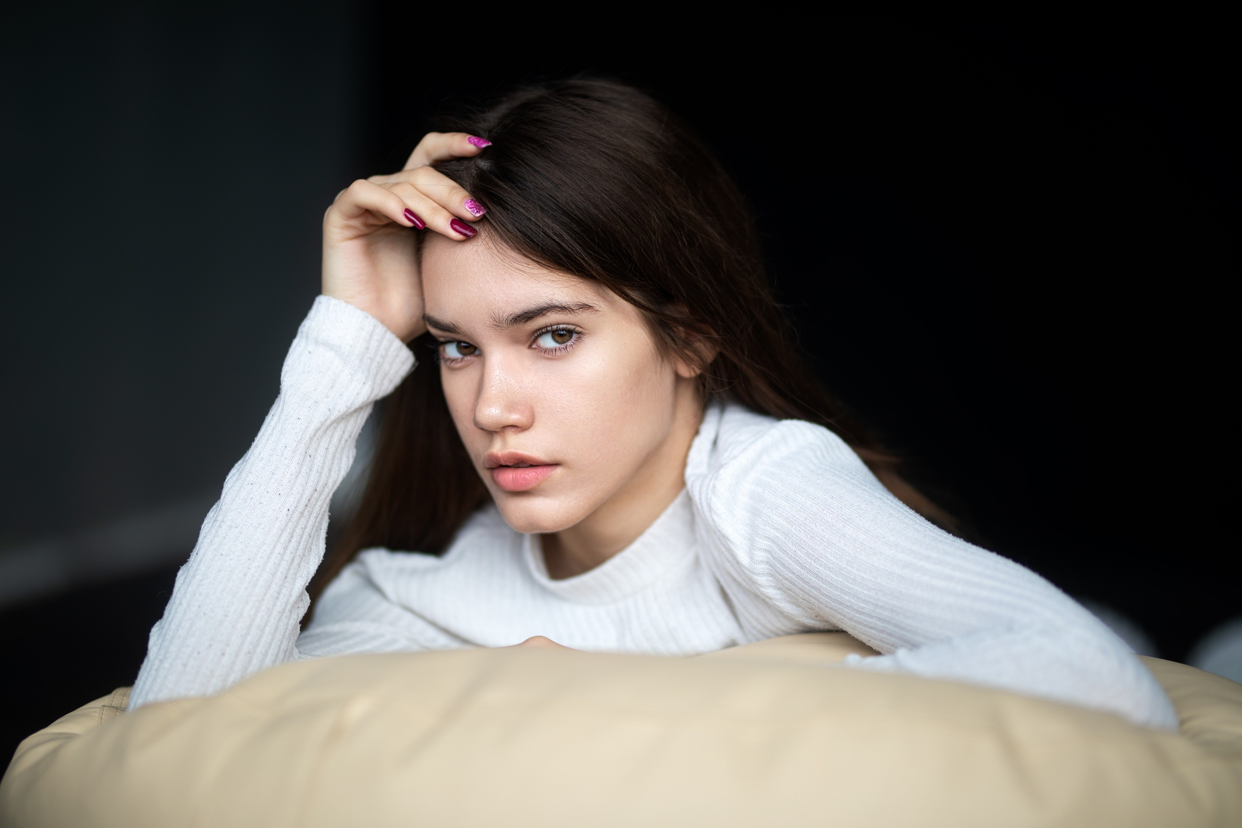 Съемка с Анастасией в студии с минимальным интерьером