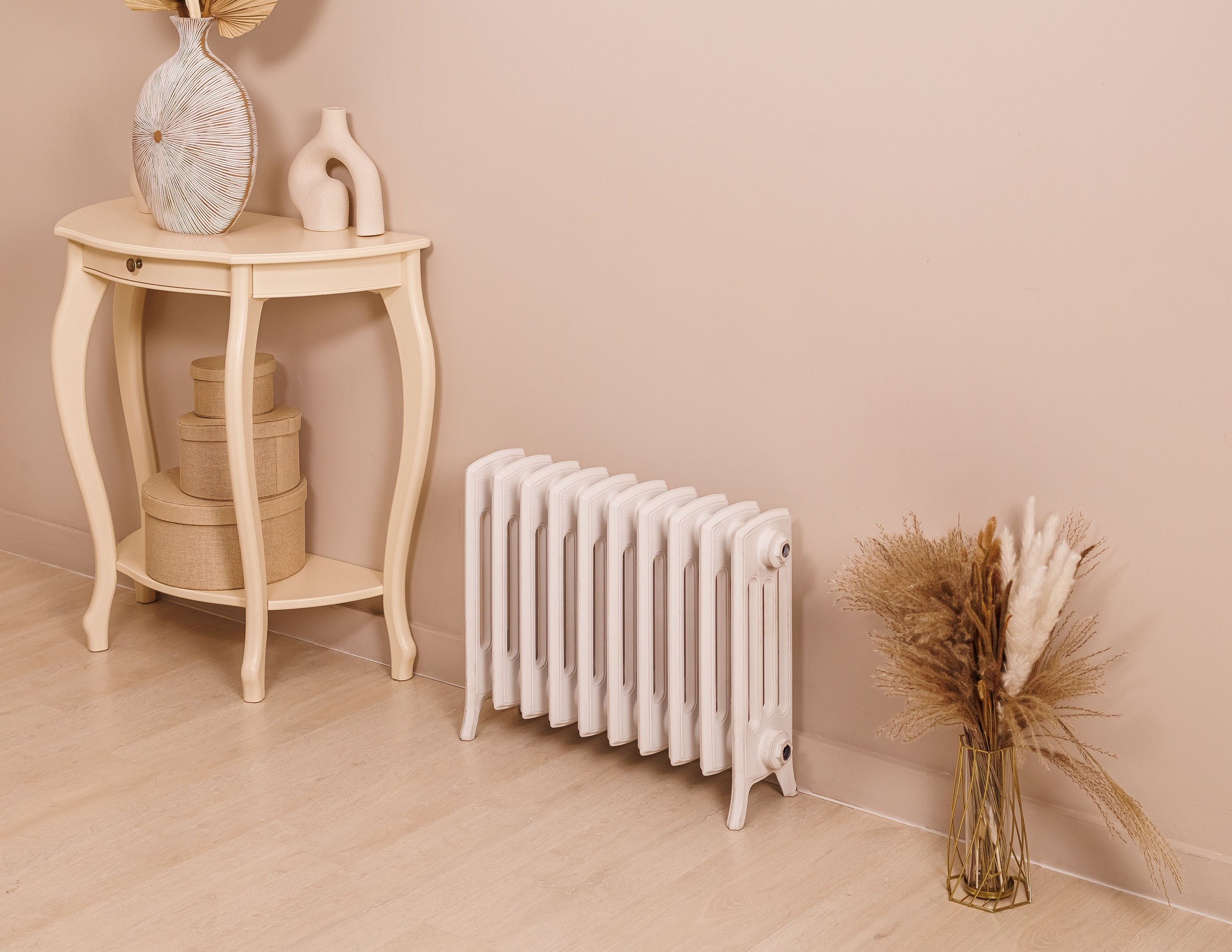 Предметные фотографии дизайнерских радиаторов отопления в стиле ретро