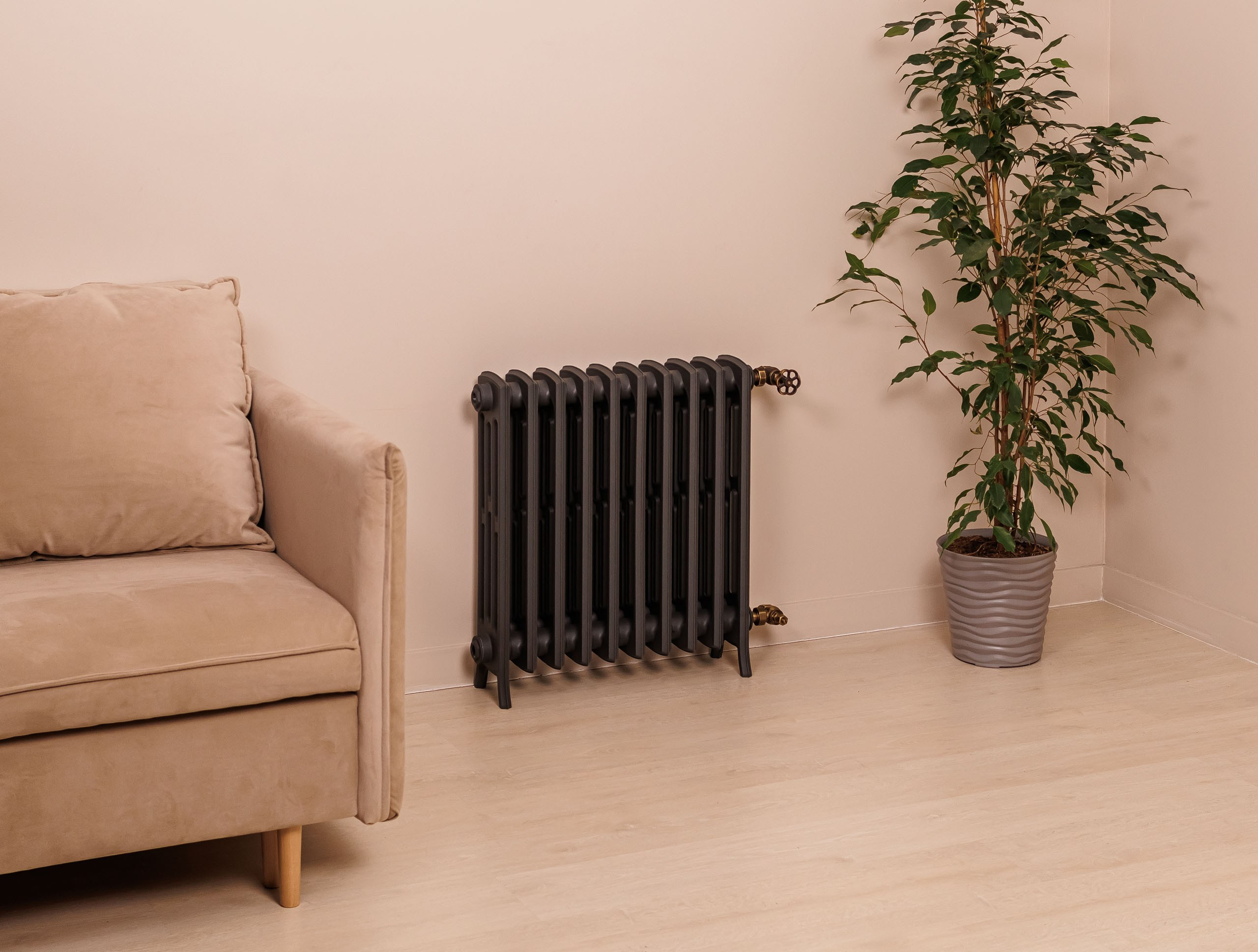 Предметные фотографии дизайнерских радиаторов отопления в стиле ретро