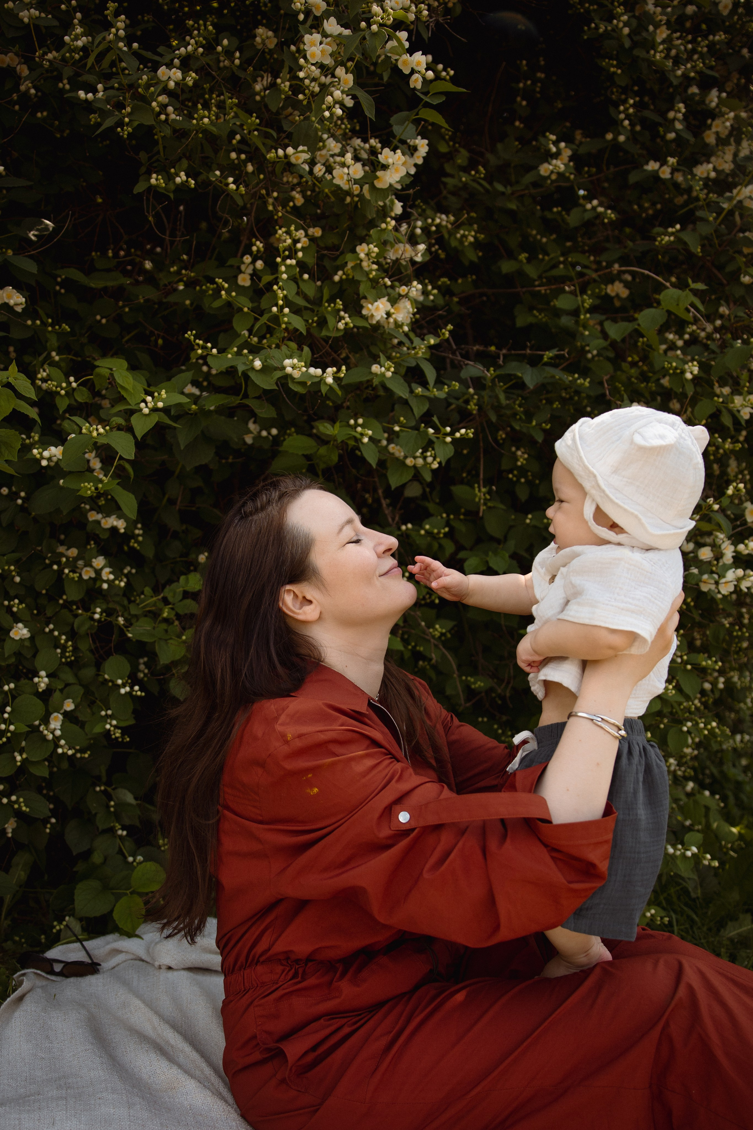 Настя с сыном у Alma-Mater. Ваш семейный newborn и lifestyle фотограф в СПБ Наталья Журавлева