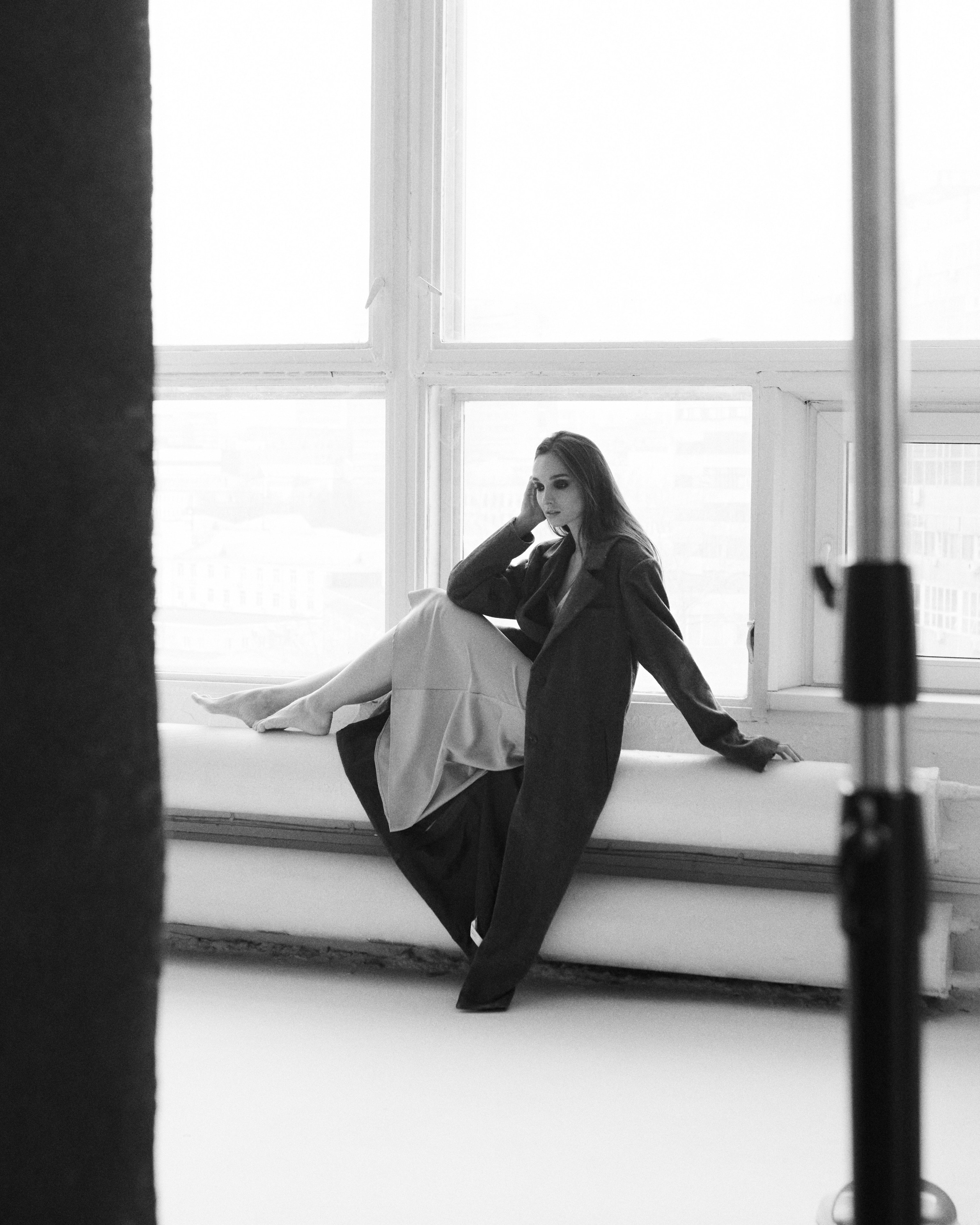 Портретный фотограф в Москве Калагина Светлана. Профессиональная фотосессия в студии для девушки. Классический чено-белый женский портрет