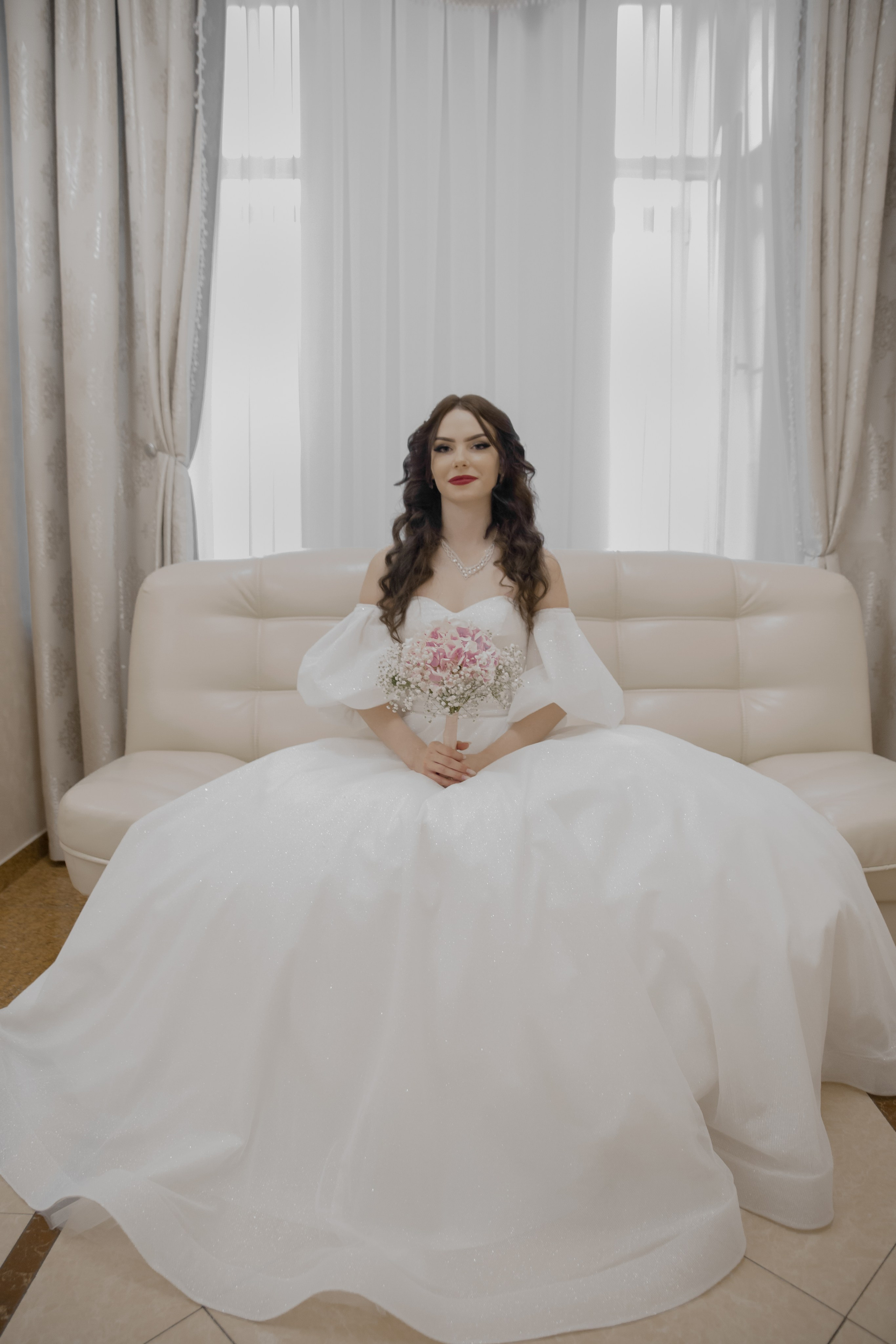Невеста в сидит в комнате невесты