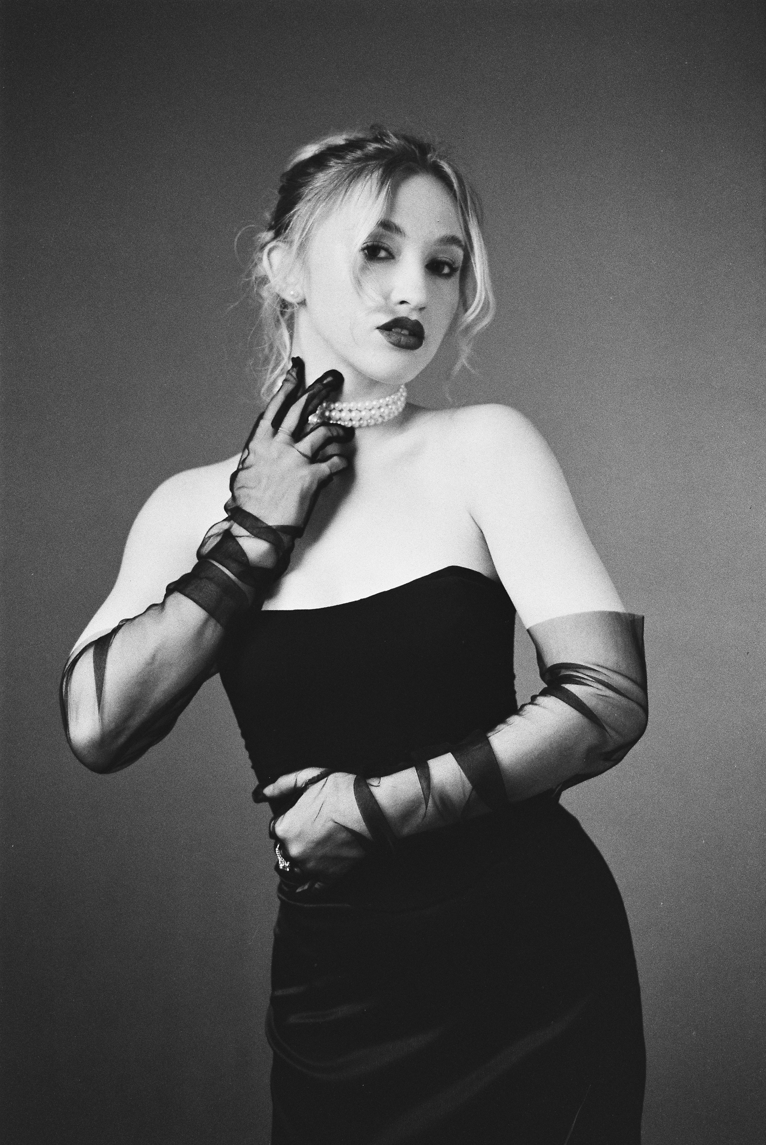 Студийная фотосессия в Москве. Черно-белый портрет девушки на циклораме. #фотографмосква #портретнациклораме