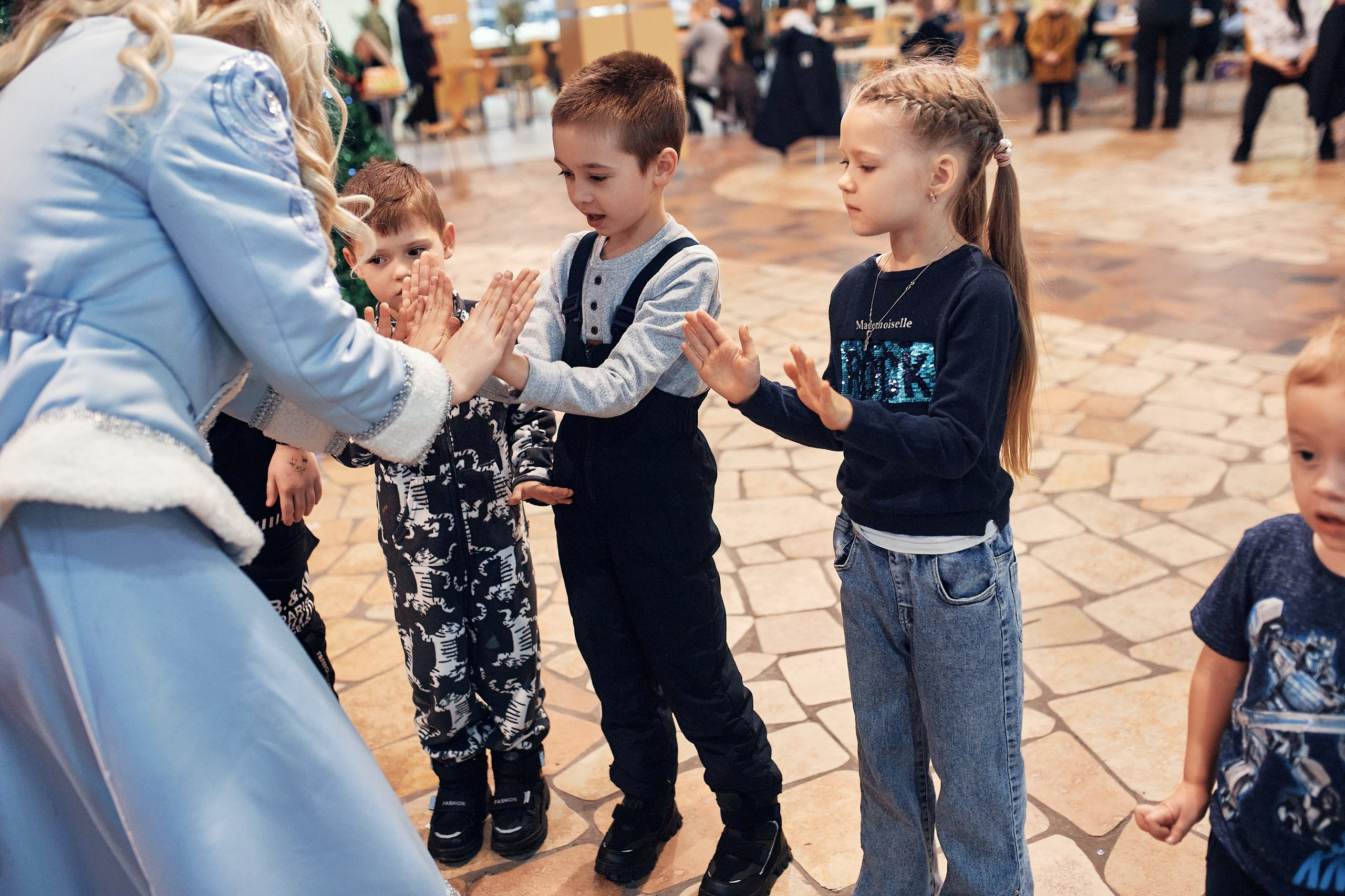 Детский новогодний праздник в ТЦ Июнь. Семейный и репортажной фотограф в Красноярске и Москве Виктор Бабинцев