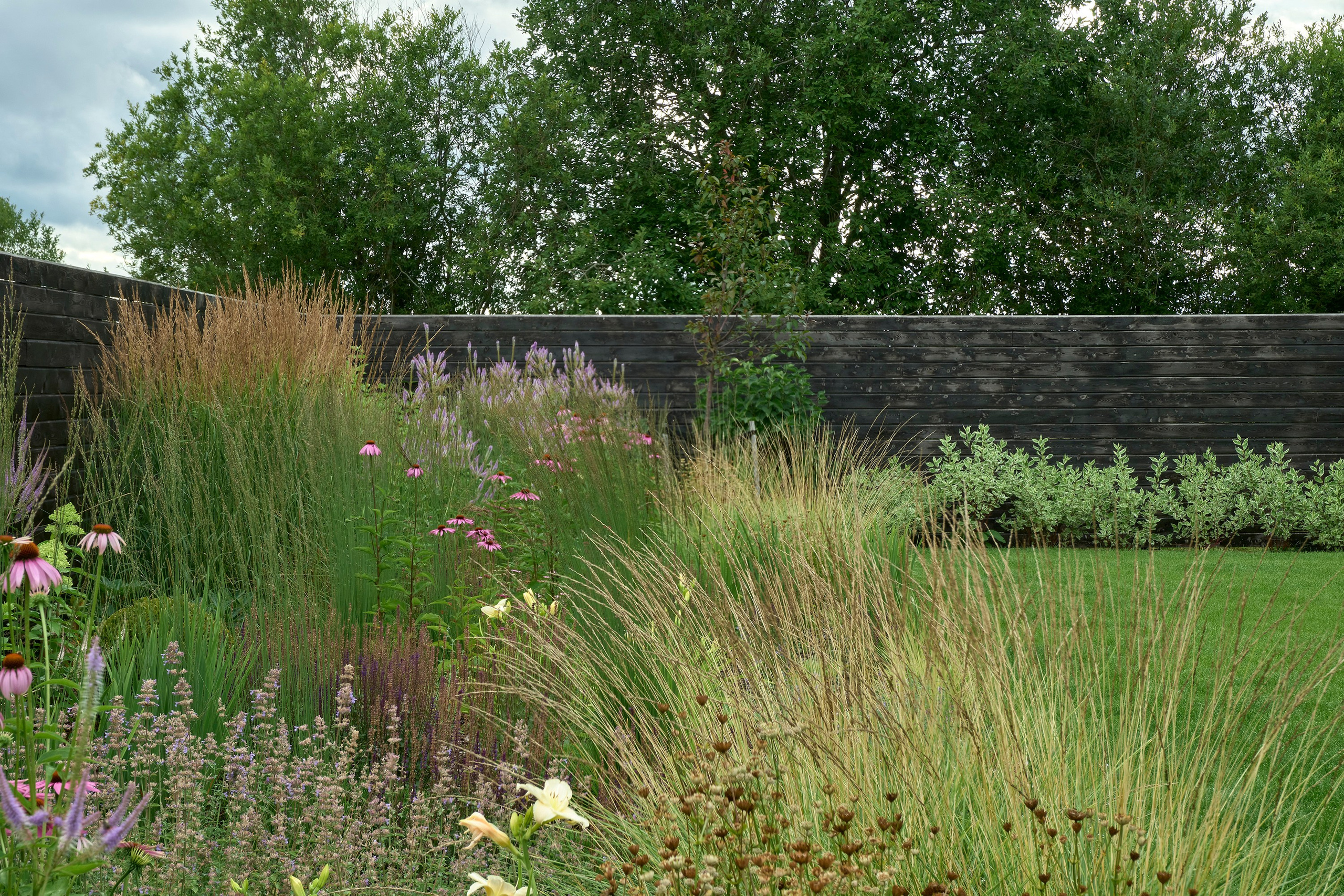 Ландшафтный и интерьерный фотограф Наталья Соловьева. Фотосъемка частного сада под Гатчиной для Таисьи Игошиной | interioto