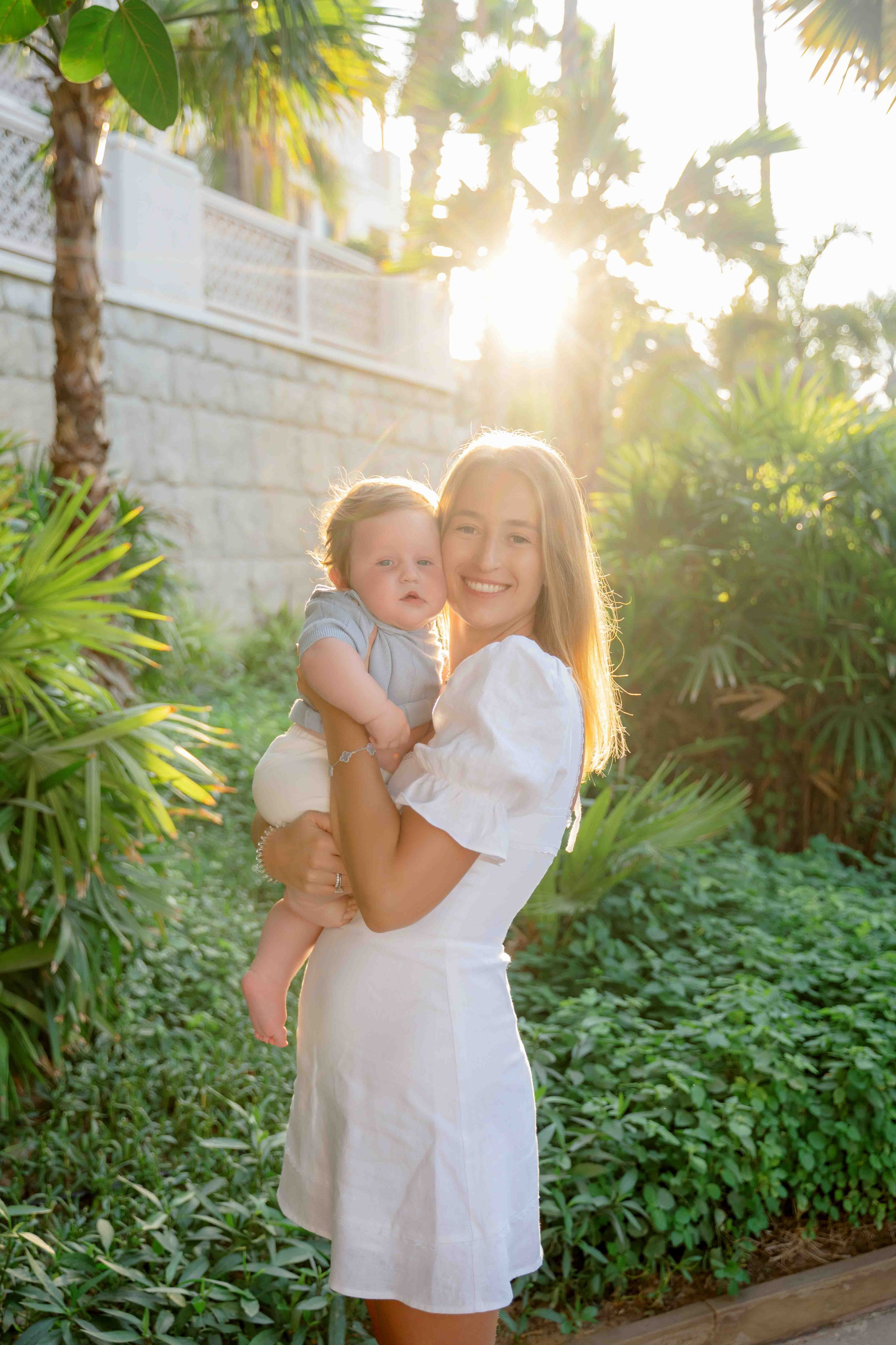 Фотосессия большой семьи в светлых тонах в зелени. Фотограф и видеограф в Москве и Абу Даби Мария Кулагина