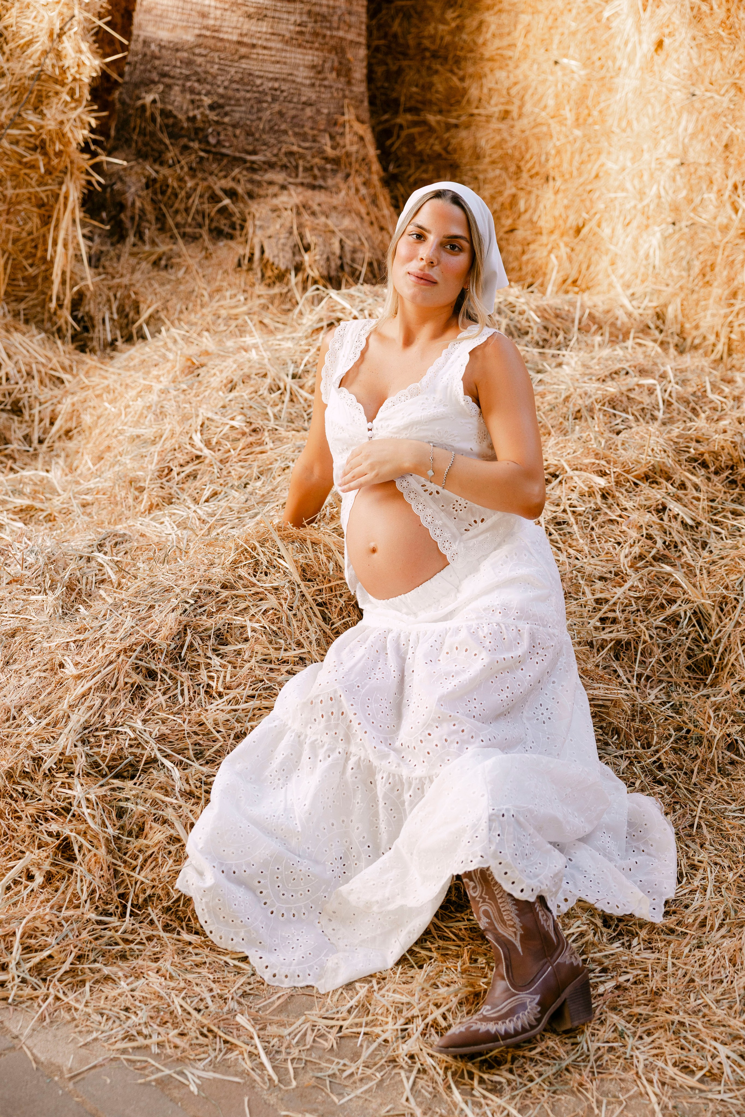 Pregnancy photoshoot at the horse farm. Главная