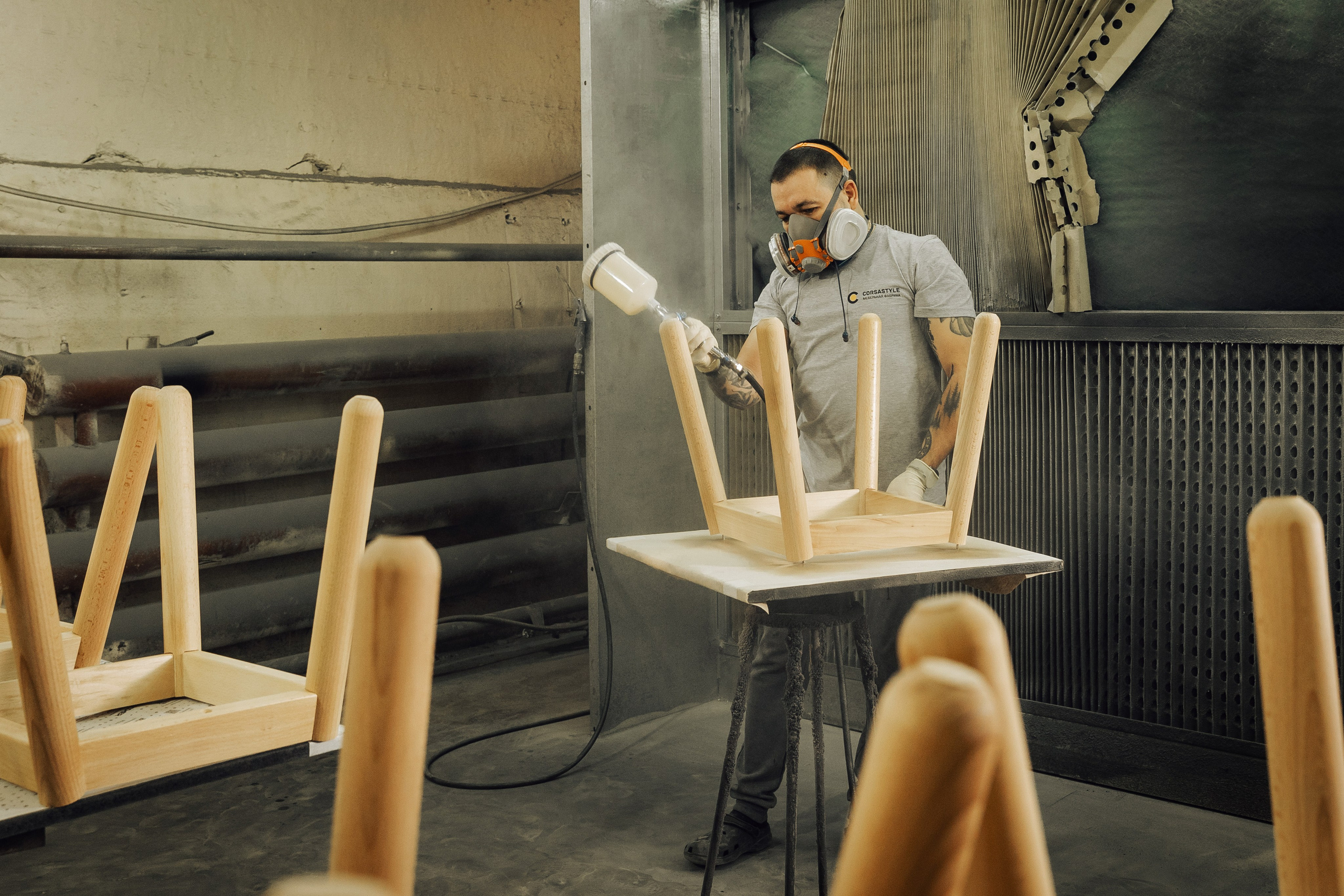 Покрасочный цех изготовленных ножек для столов и стульев