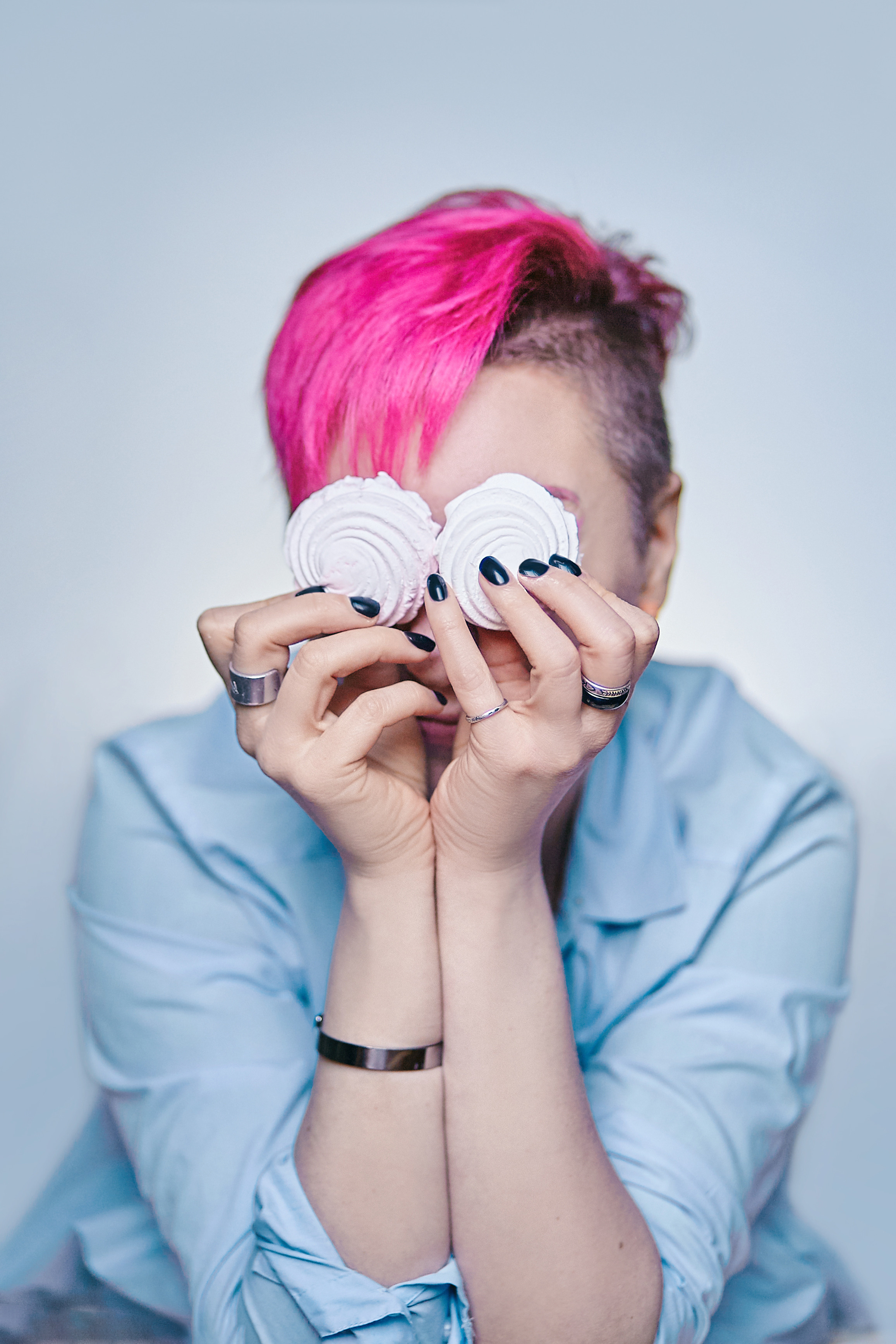 Женский студийный портрет в постельных тонах. Рекламный фотограф Санкт-Петербург Катерина Мишкель