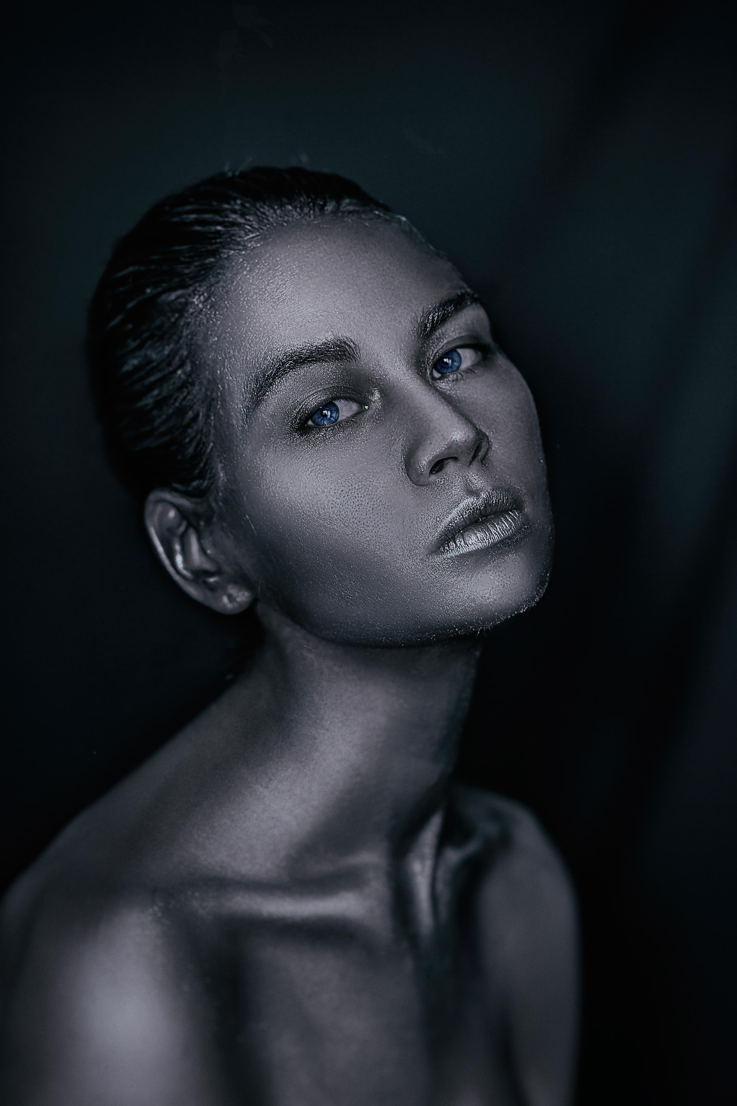 Серебряный фотопортрет девушки. Рекламный фотограф Санкт-Петербург Катерина Мишкель