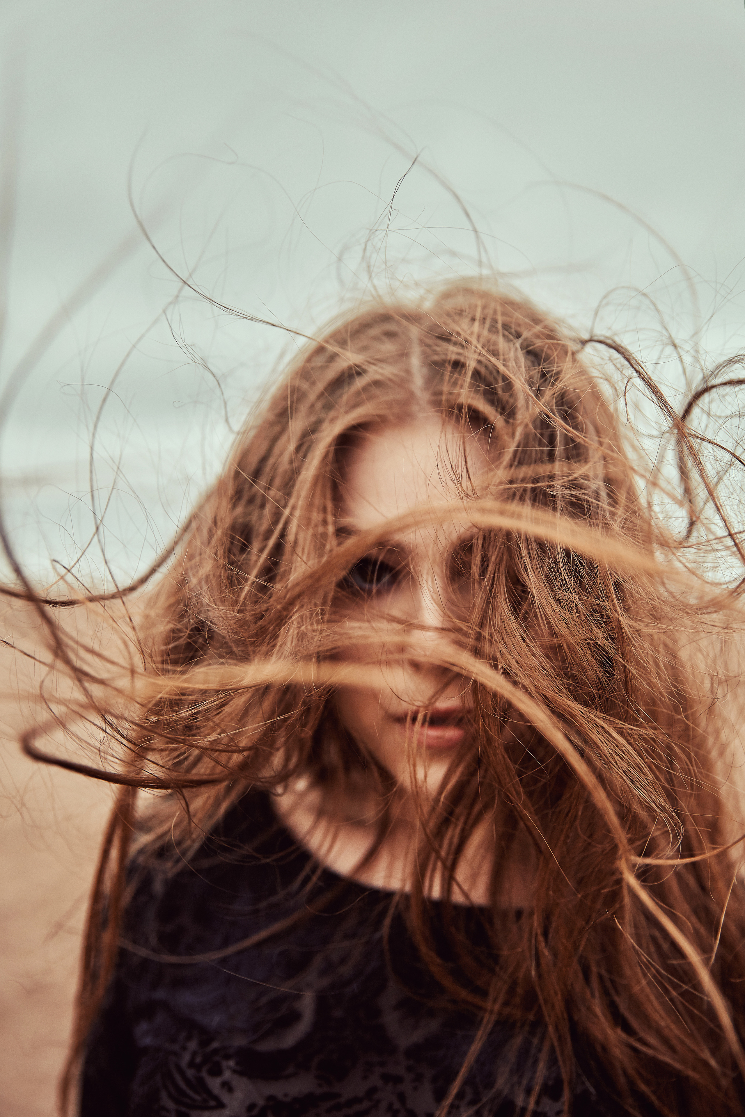 Фотосессия на берегу финского залива в ветер. Рекламный фотограф Санкт-Петербург Катерина Мишкель