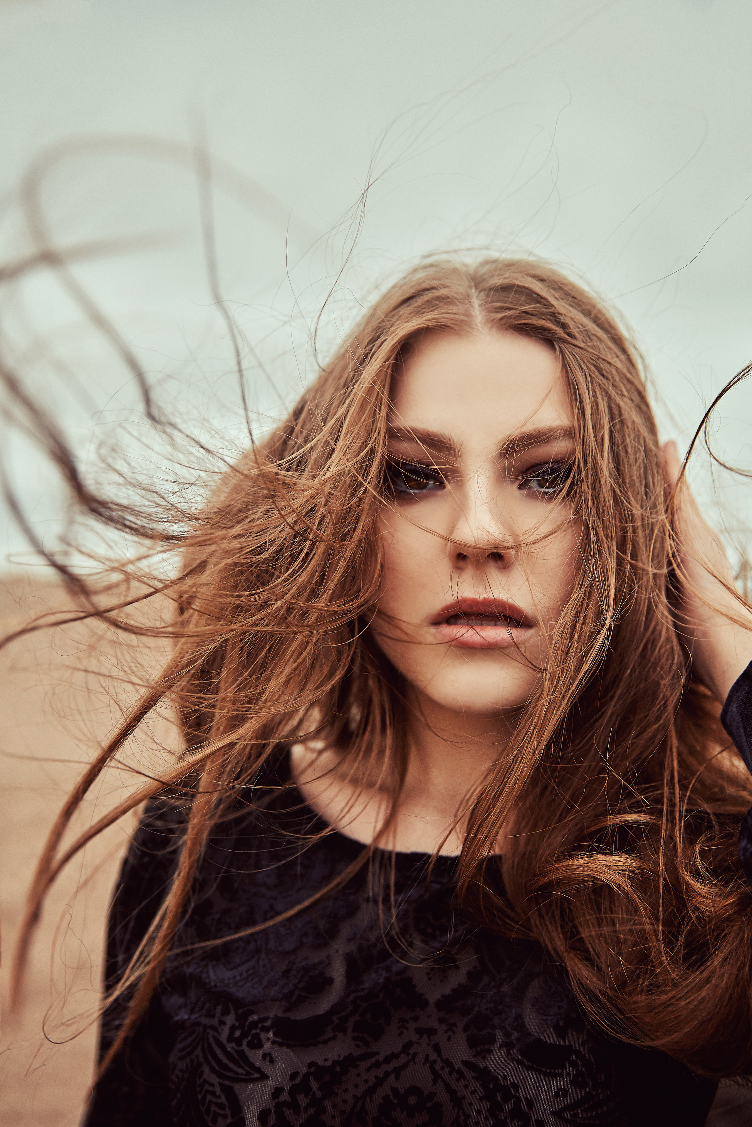 Фотосессия на берегу финского залива в ветер. Рекламный фотограф Санкт-Петербург Катерина Мишкель