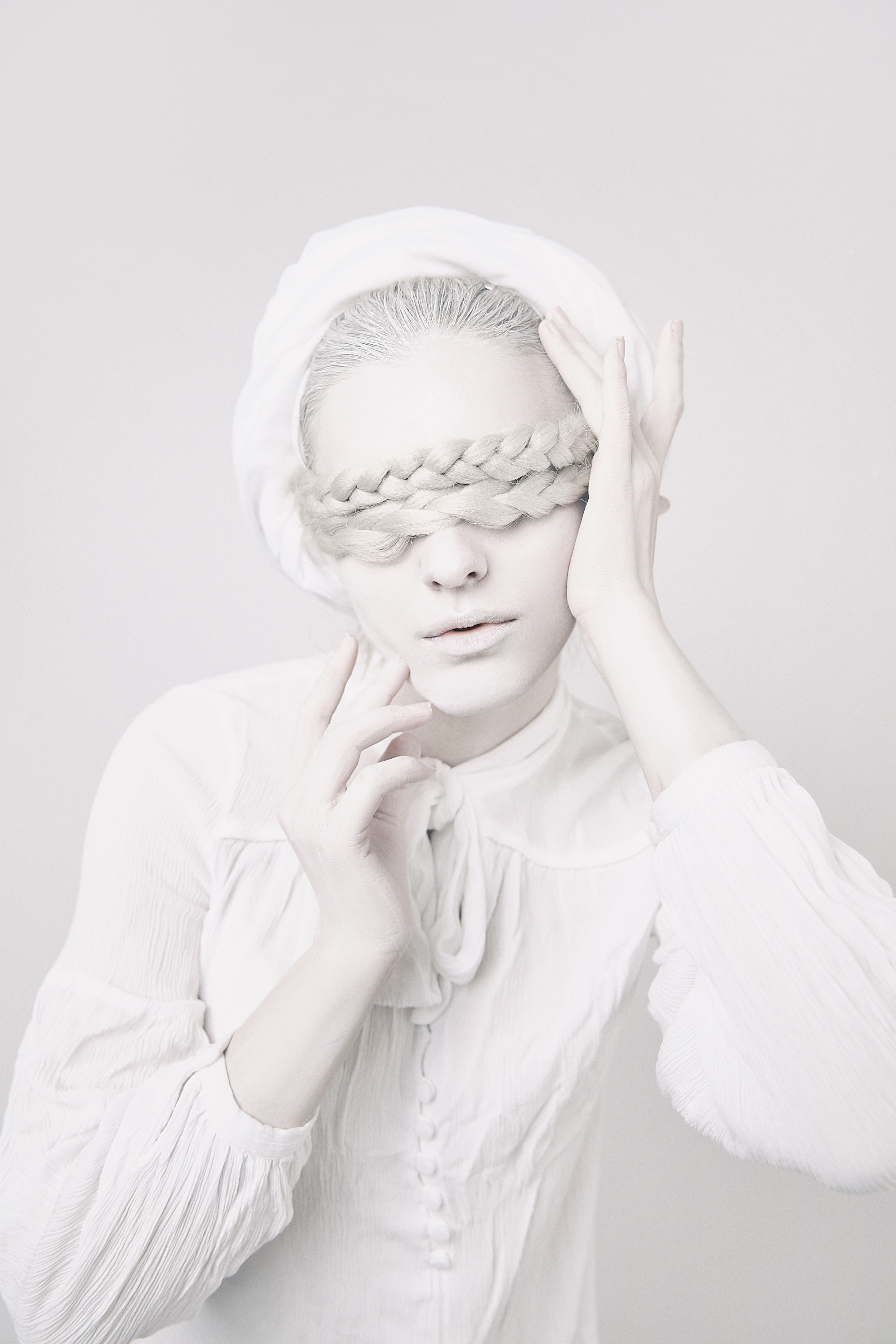 Белая фотосессия в белой фотостудии. Рекламный фотограф Санкт-Петербург Катерина Мишкель