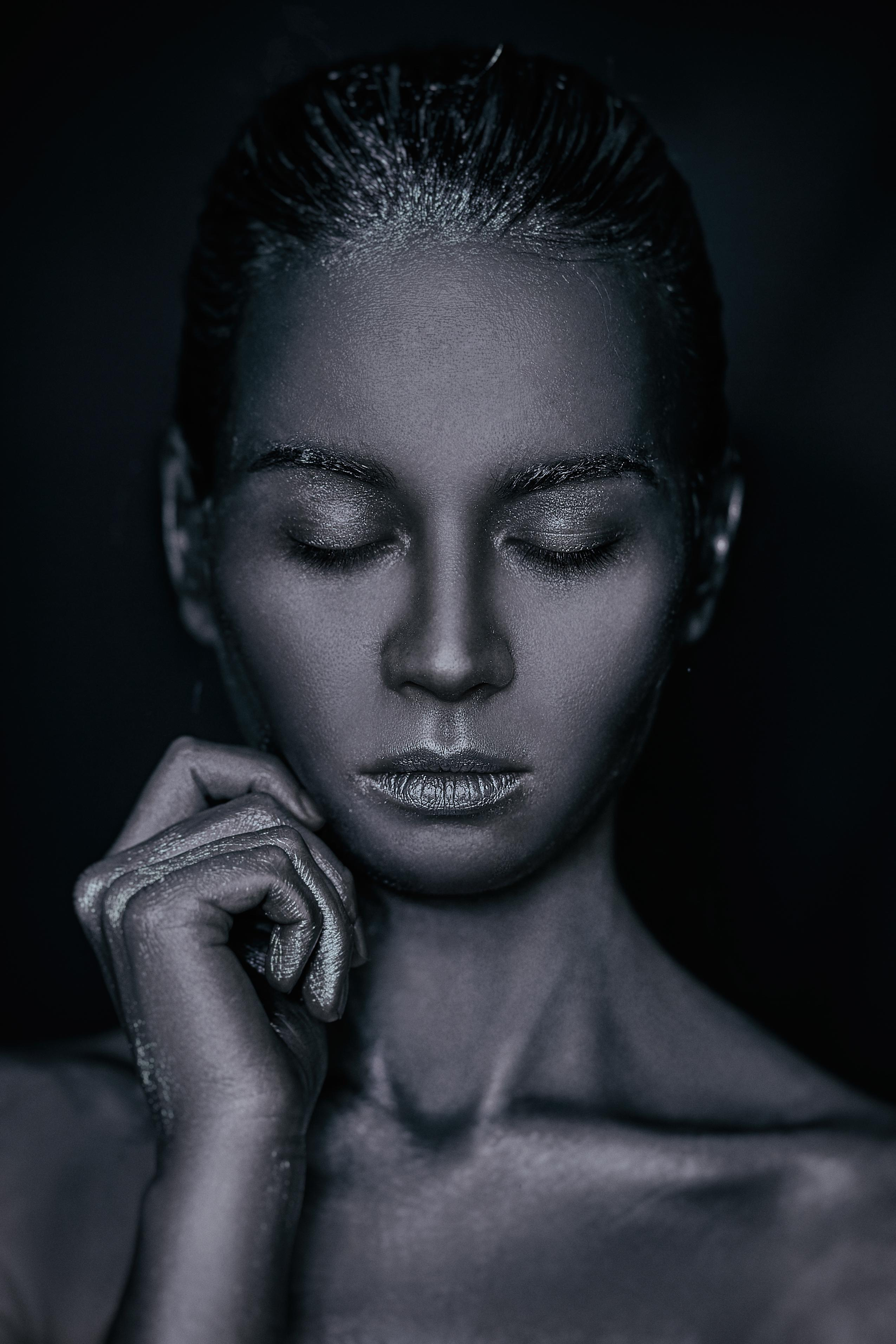 Серебряный фотопортрет девушки. Рекламный фотограф Санкт-Петербург Катерина Мишкель