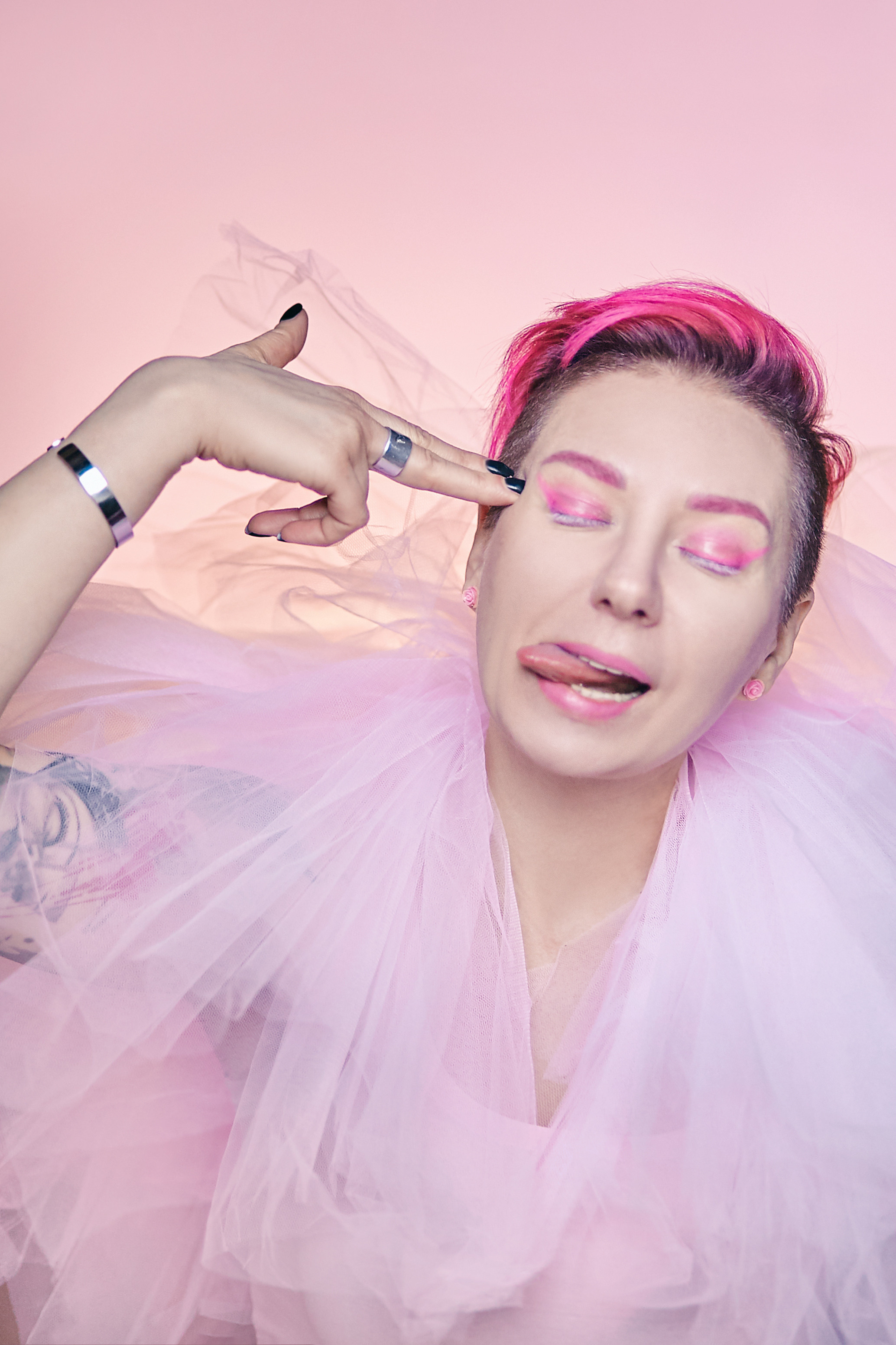 Женский студийный портрет в постельных тонах. Рекламный фотограф Санкт-Петербург Катерина Мишкель