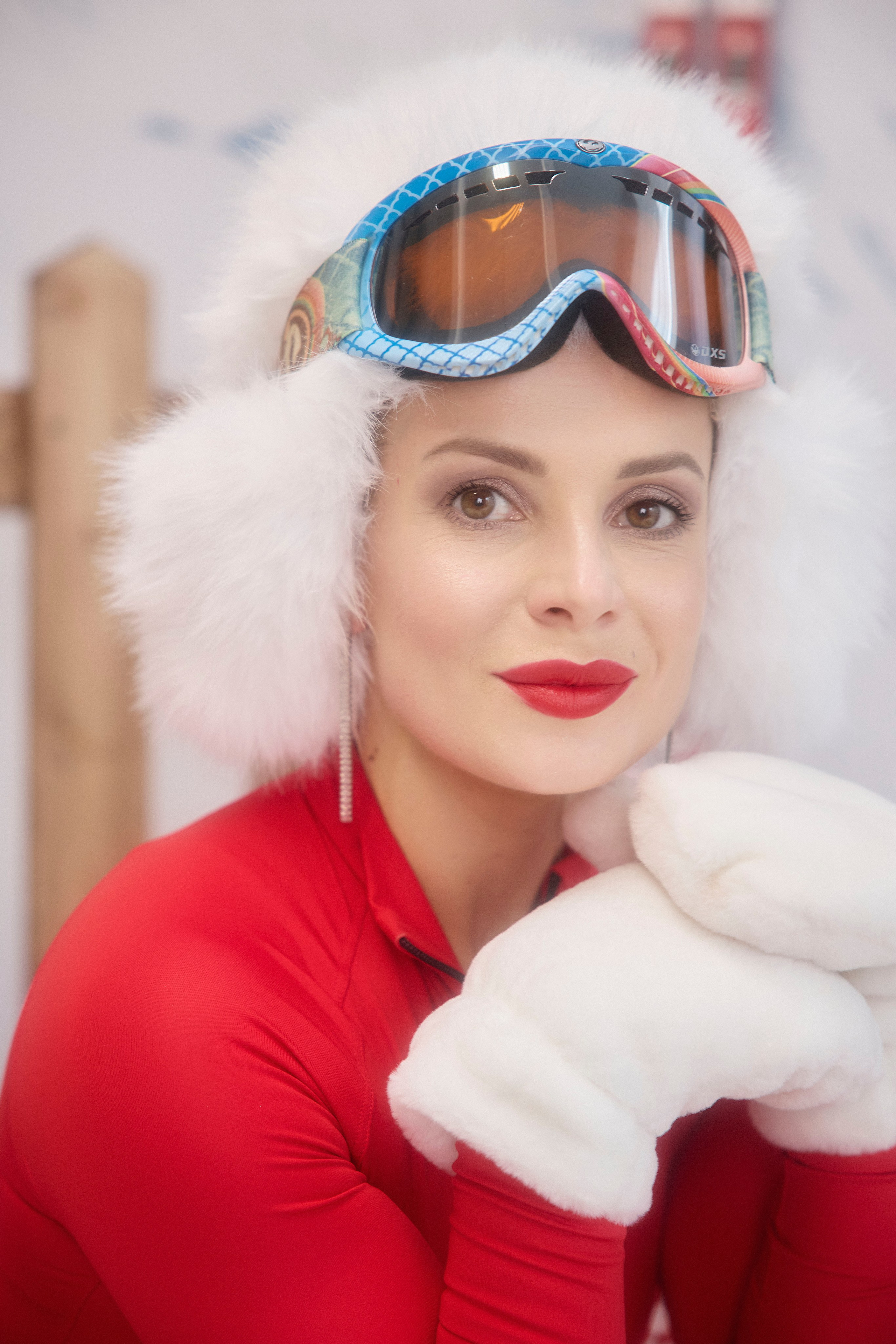 студийная новогодняя съемка  съемка девушки в нарядном праздничном платье в студии фотограф питер санкт-петербург женский портрет женская портретная съемка  сноуборд