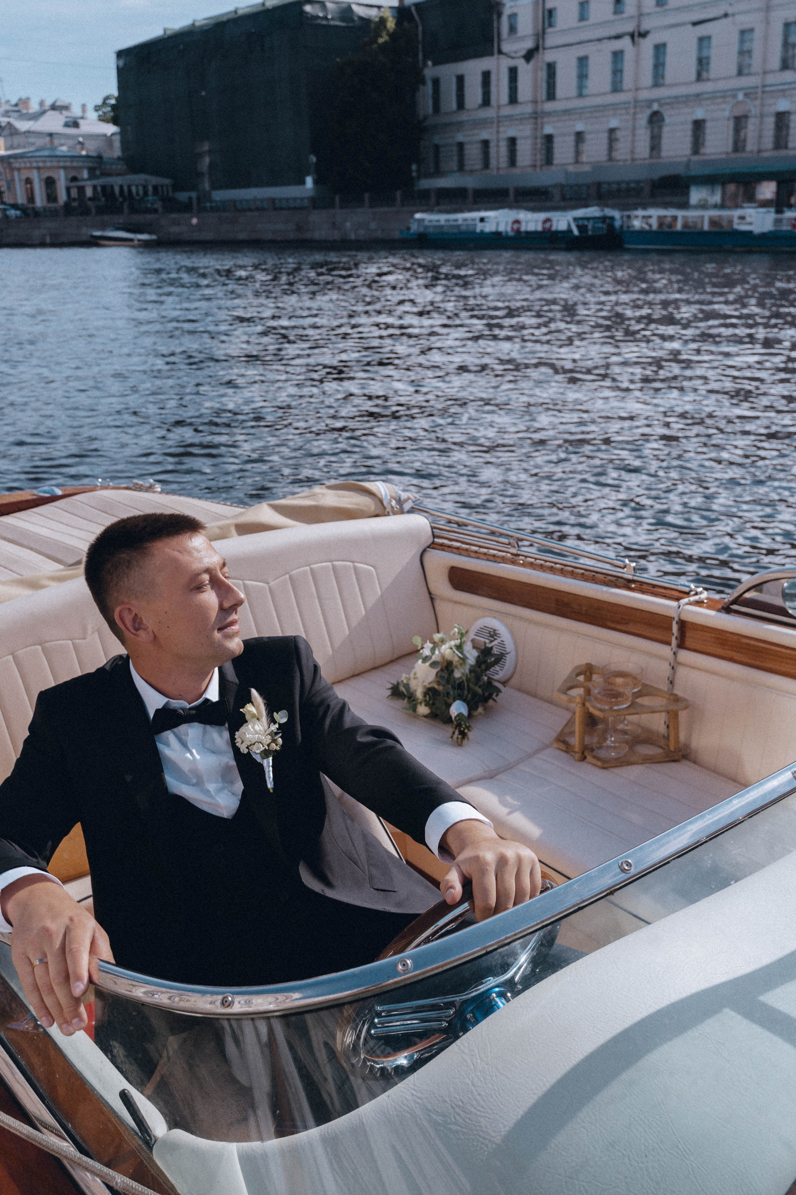 СВАДЕНБНАЯ СЬЕМКА НА КАТЕРЕ ПО КАНАЛАМ САНКТ-ПЕТЕРБУРГА И В АКВАТОРИИ НЕВЫ. Профессиональный фотограф, Санкт-Петербург — Виктория Богомолова