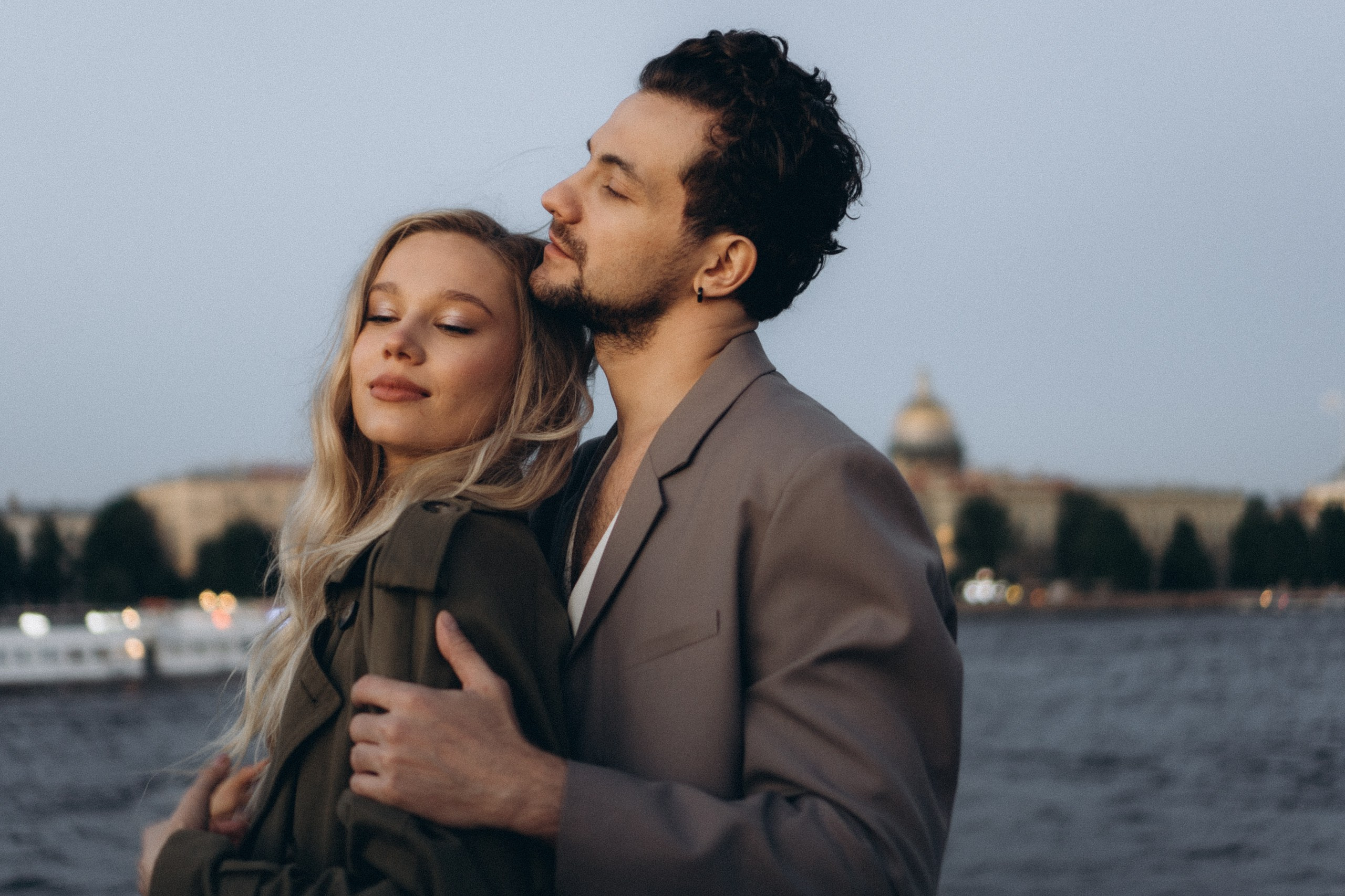 СВАДЕБНАЯ СЬЕМКА ПАРЫ НА РАССВЕТЕ В БЕЛЫЕ НОЧИ И ПРОГУЛКА С РАЗВОДНЫМИ МОСТАМИ И ПИКНИК ВОЗЛЕ ИСАКИЕВСКОГО СОБОРА. Профессиональный фотограф, Санкт-Петербург — Виктория Богомолова