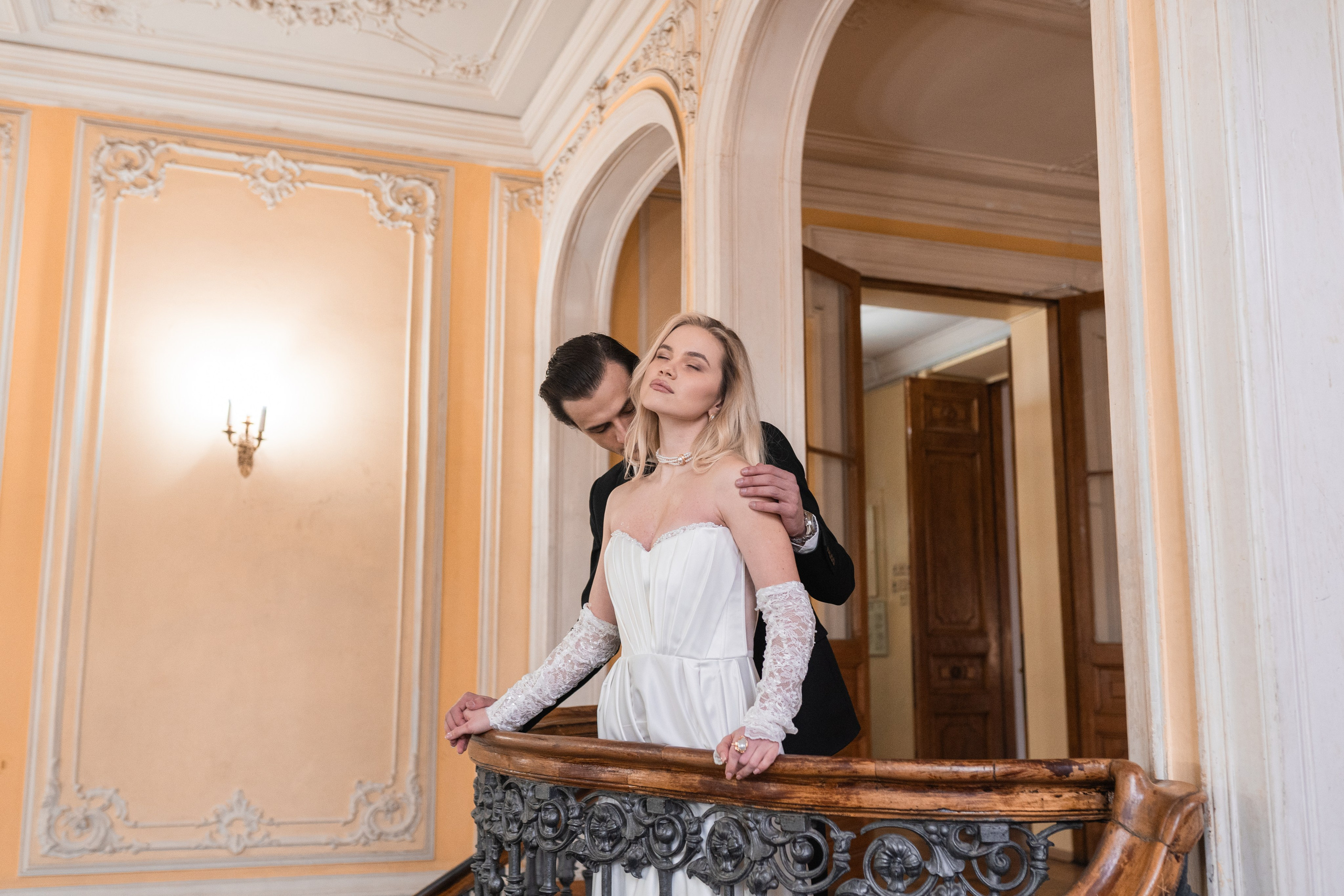 Свадебная фотосессия в Пушкинской библиотеке. Свадебный фотограф в Москве Анна Полушина