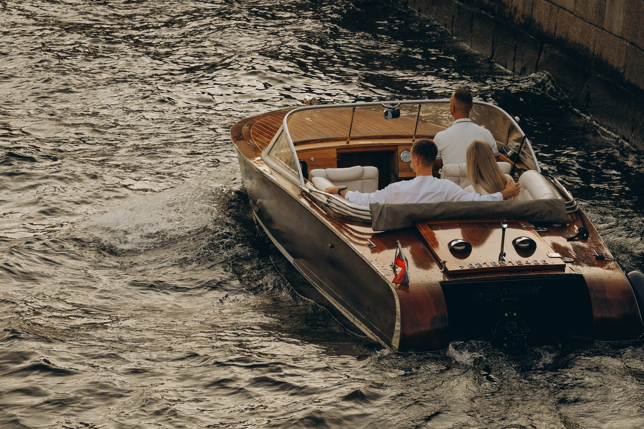 СВАДЕНБНАЯ СЬЕМКА НА КАТЕРЕ ПО КАНАЛАМ САНКТ-ПЕТЕРБУРГА И В АКВАТОРИИ НЕВЫ. Профессиональный фотограф, Санкт-Петербург — Виктория Богомолова