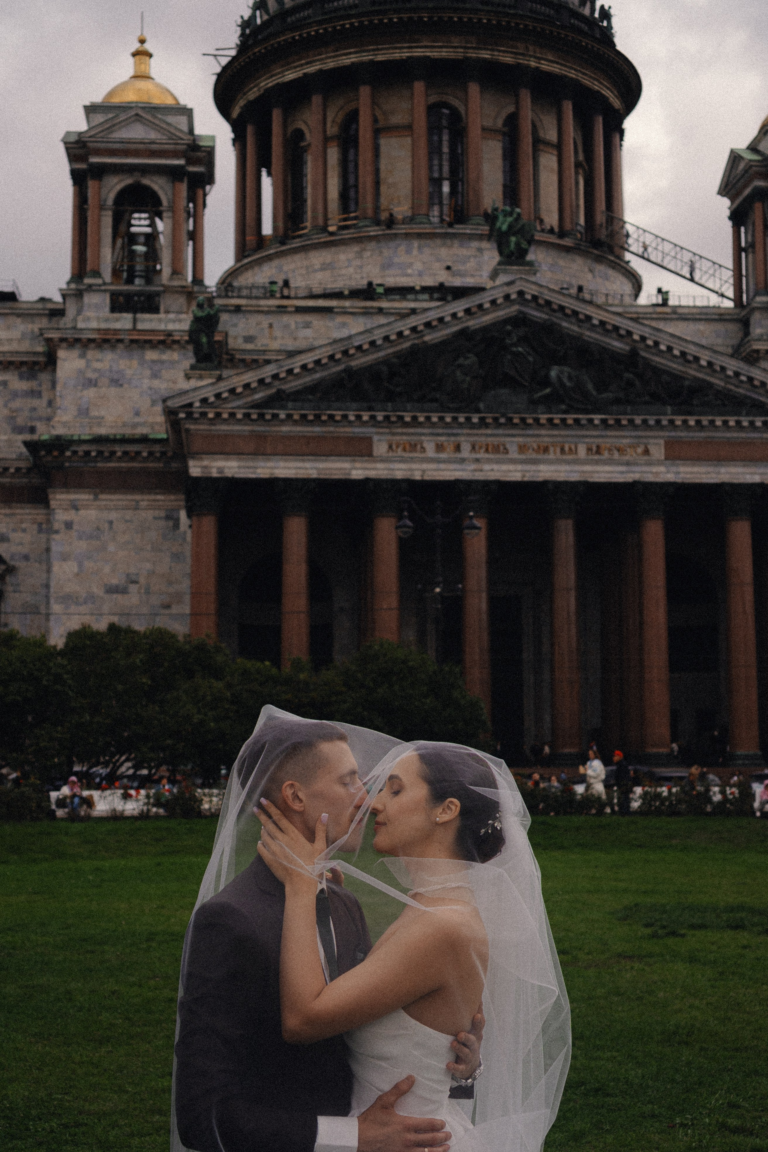 СВАДЕБНАЯ ПРОГУЛКА В САНТК-ПЕТЕРБУРГЕ (ИСАКИЕВСКИЙ СОБОР, ЗИМНЯЯ КАНАВКА, ЭРМИТАЖ И БОЛЬШАЯ МОРСКАЯ УЛИЦА). Профессиональный фотограф, Санкт-Петербург — Виктория Богомолова