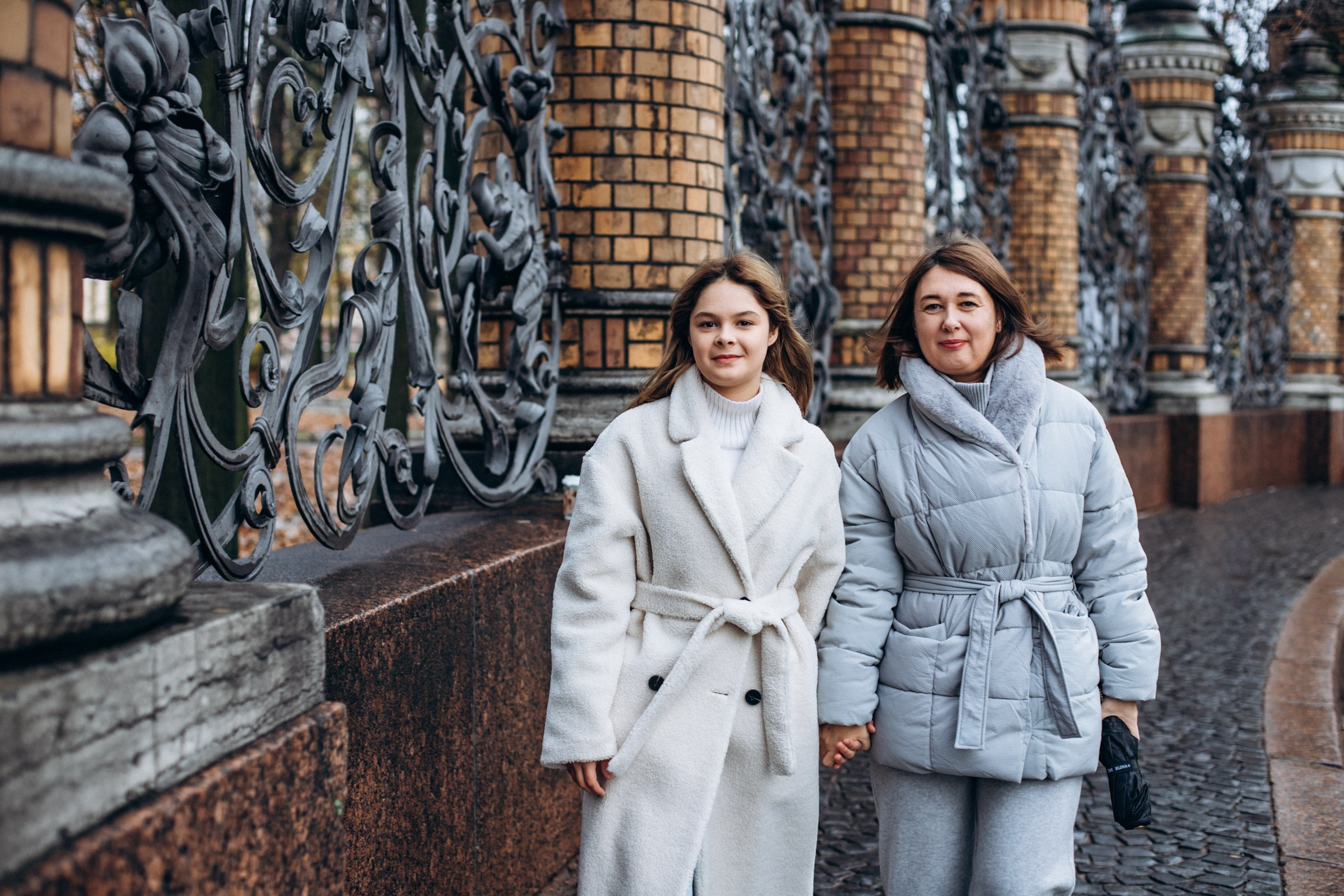 Марина с дочкой Ксенией в ноябре. Фотопрогулка в Петербурге. Индивидуальный и семейный фотограф в Санкт-Петербурге