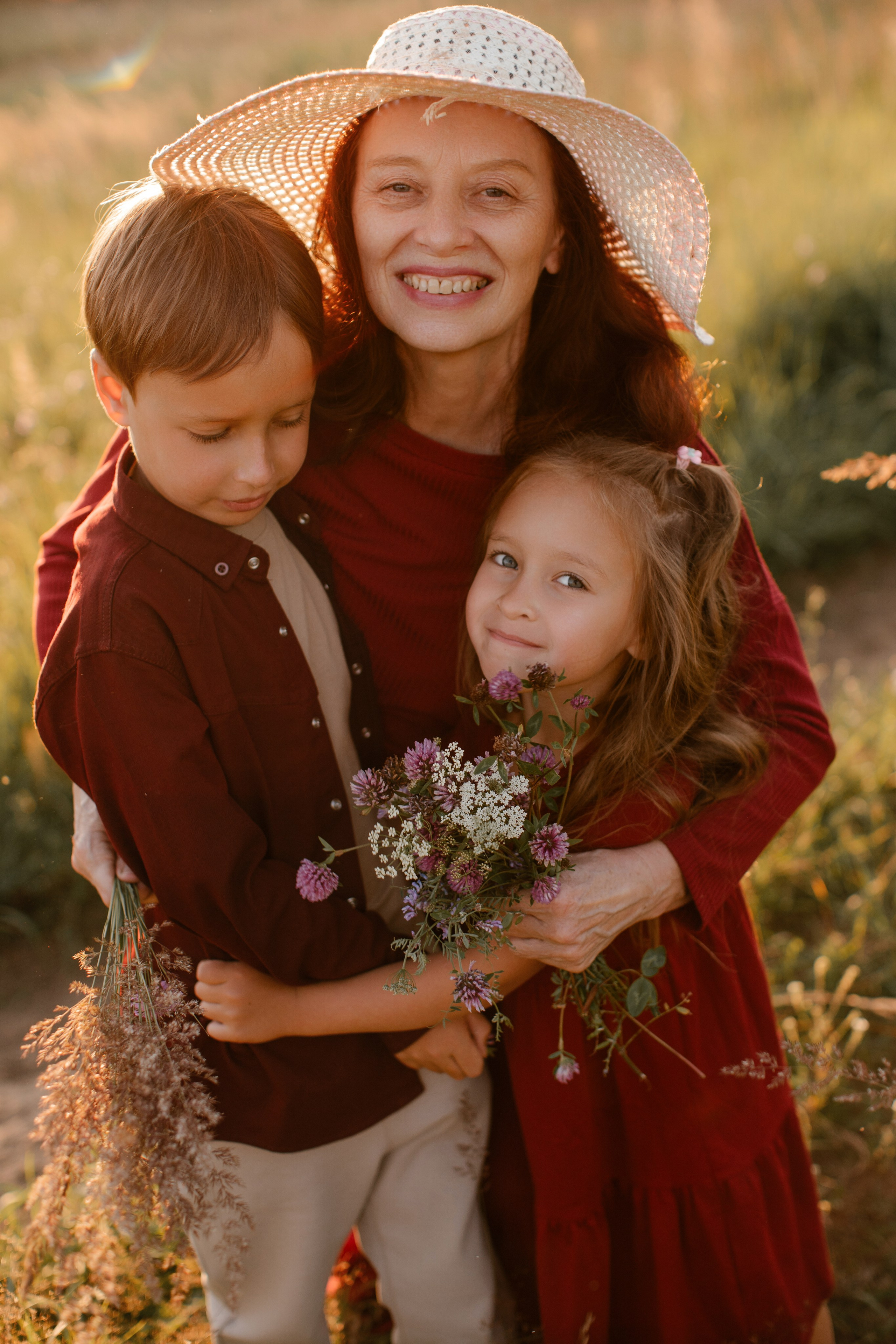 Фотосессия большой семьи в поле