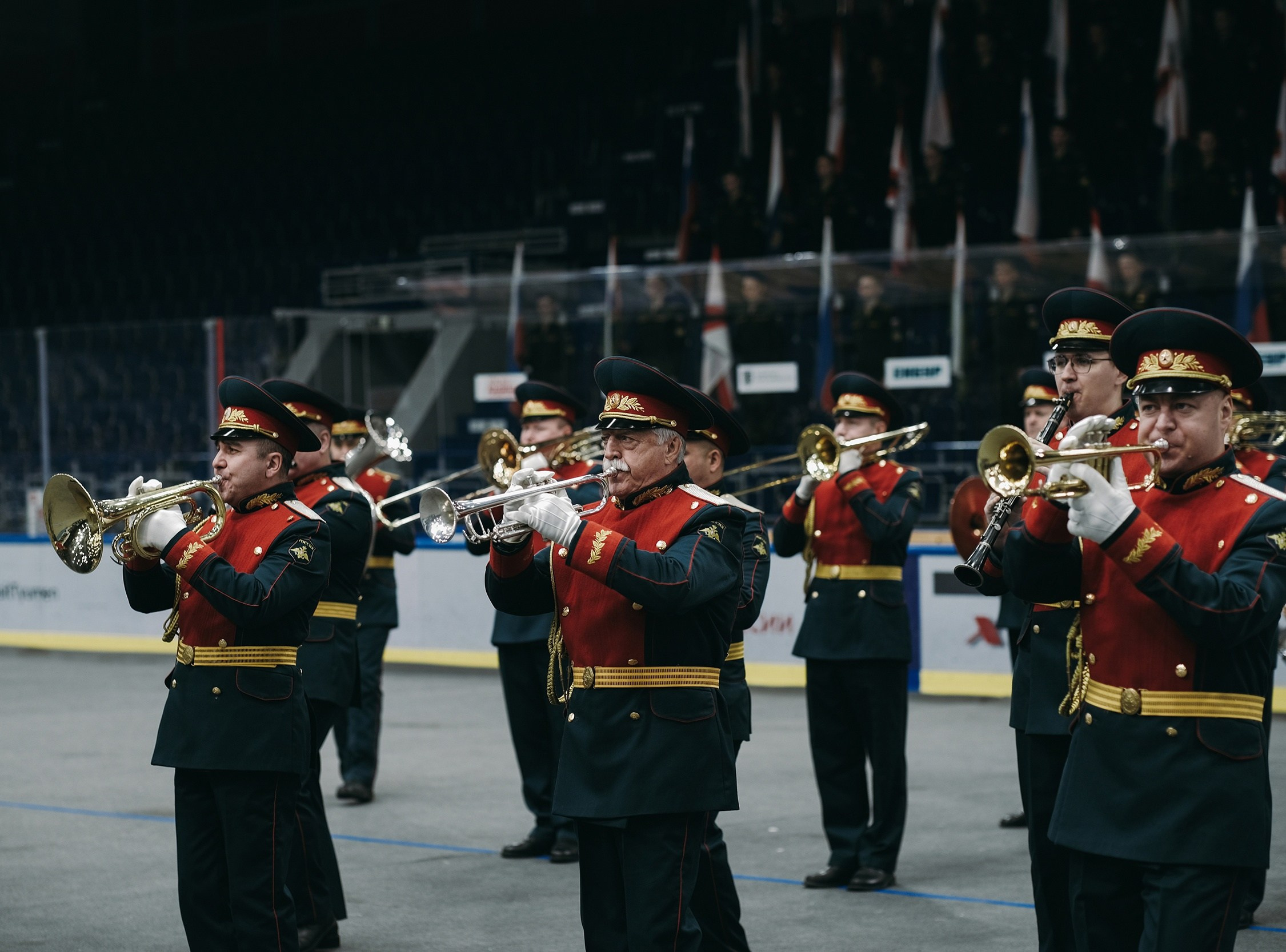 Выпускной кадетского корпуса, выступает военный оркестр.