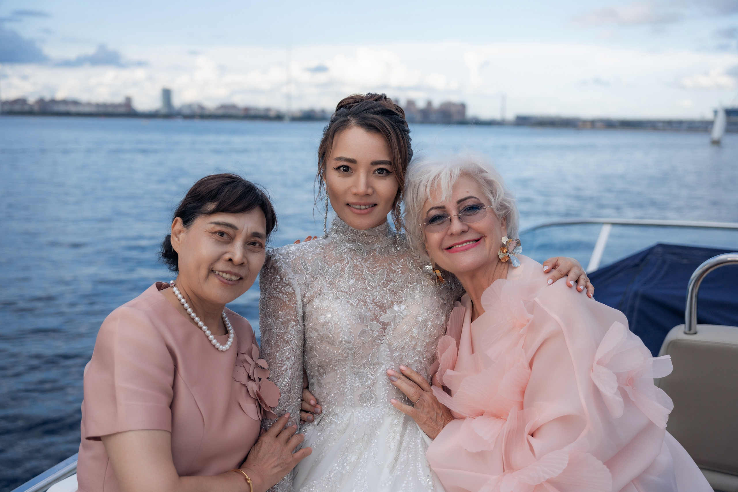 Свадебная фотосессия в Эрмитаже и на катере. Свадебный фотограф Александр Невский в Санкт-Петербурге