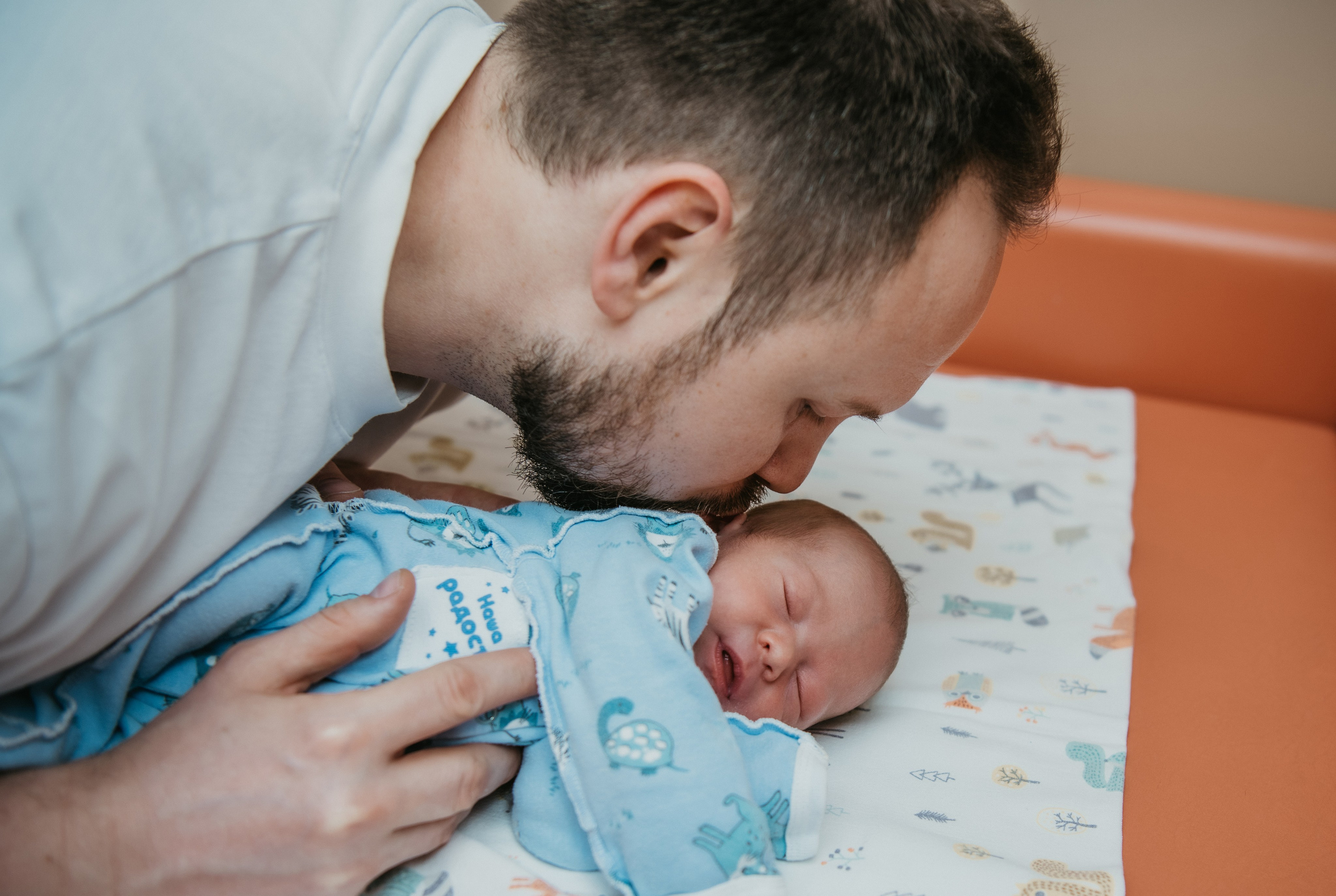 Выписка малышки. Мать и дитя на Севастопольском. Фотограф на выписку из роддома в Москве и МО