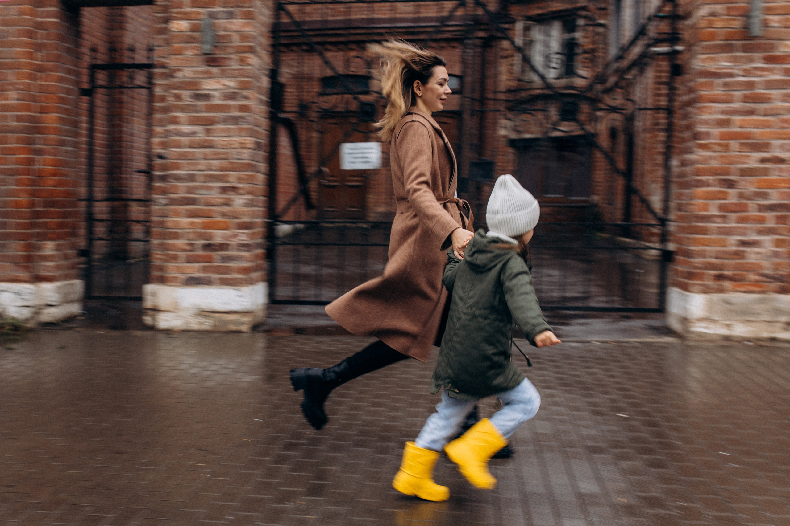 Фотосессия для мамы и дочки под дождём Самара. Семейный фотограф в Самаре Елена Ефимова