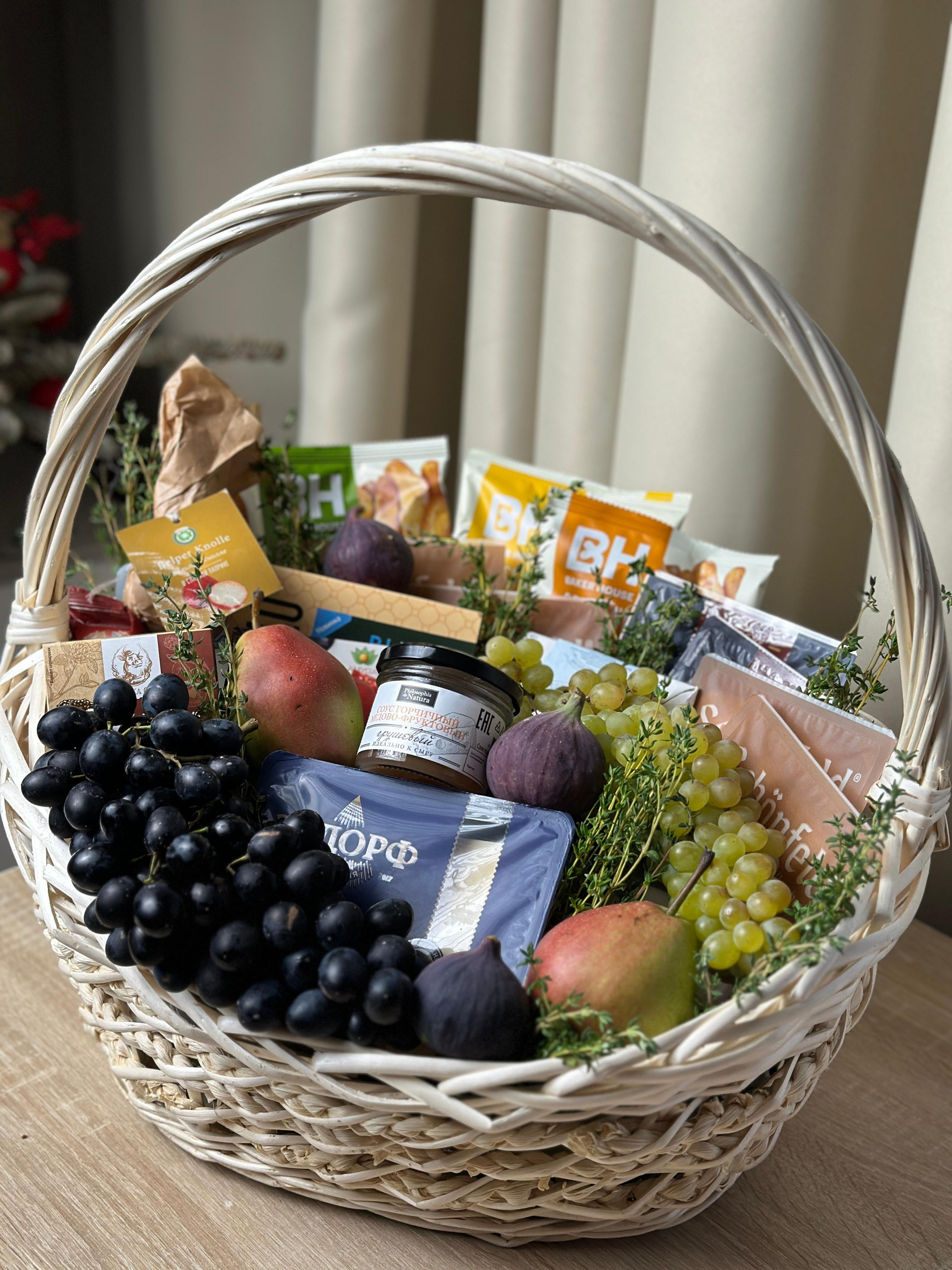 Корзины. Выездной кейтеринг, съедобные букеты, торты и сладости на заказ