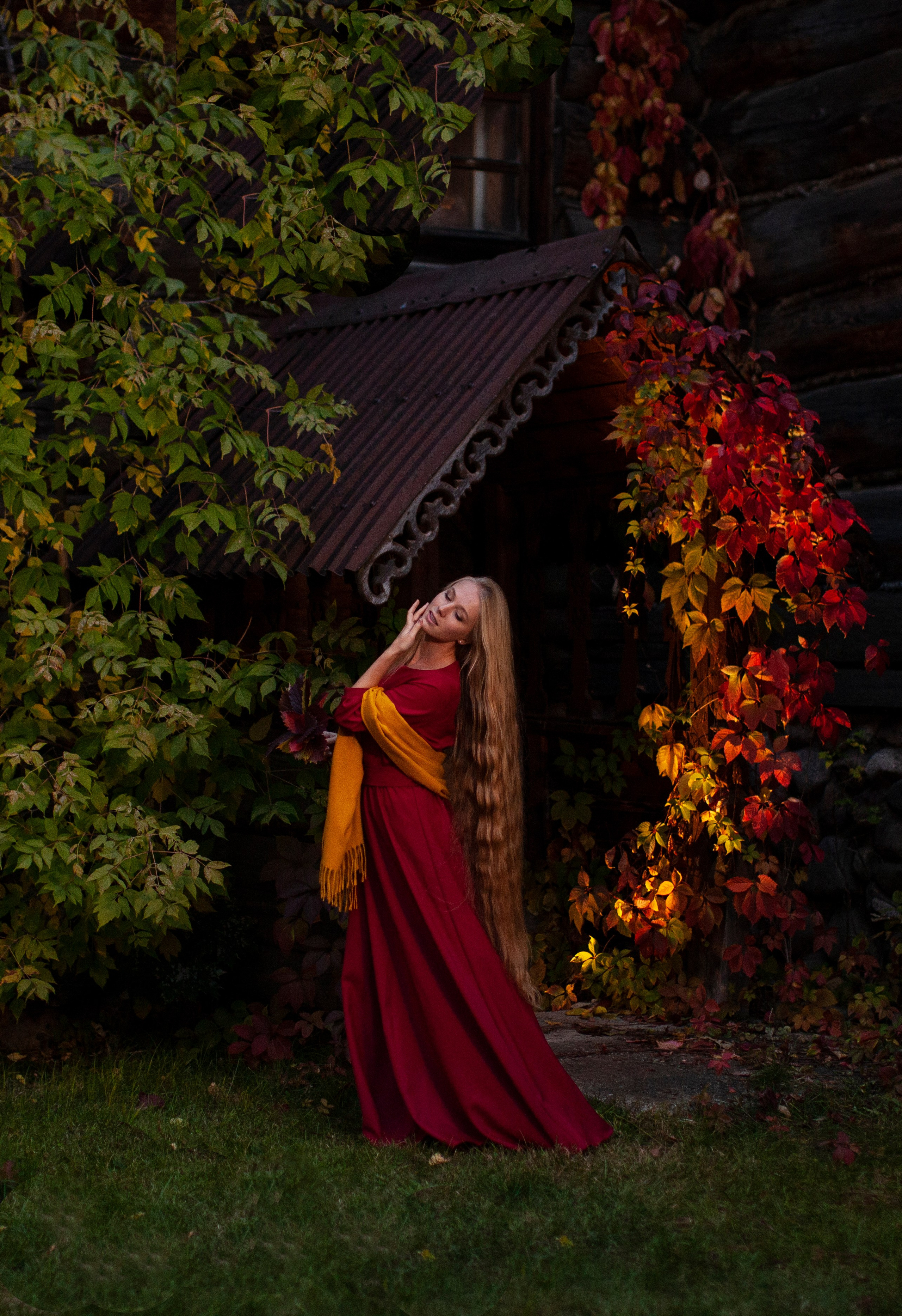 яркий сказочный шлейф из осенних листьев, молодая красивая девушка на фотосесси, уникальные кадры с девушкой моделью