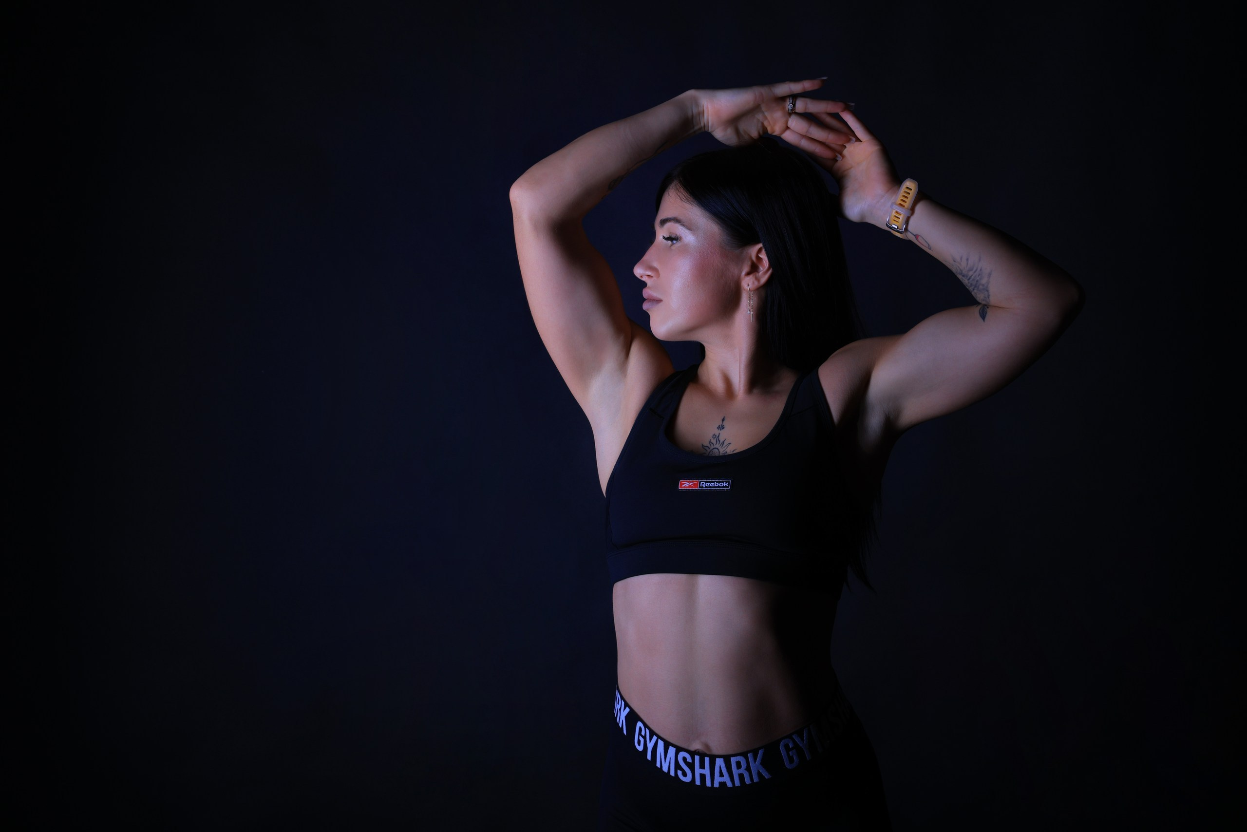 Бизнес портрет в тёмном зале студии «КАДР71» для фитнес тренера. Фотограф в Туле Крупский АнДРей. Фотостудия «КАДР71» в Туле