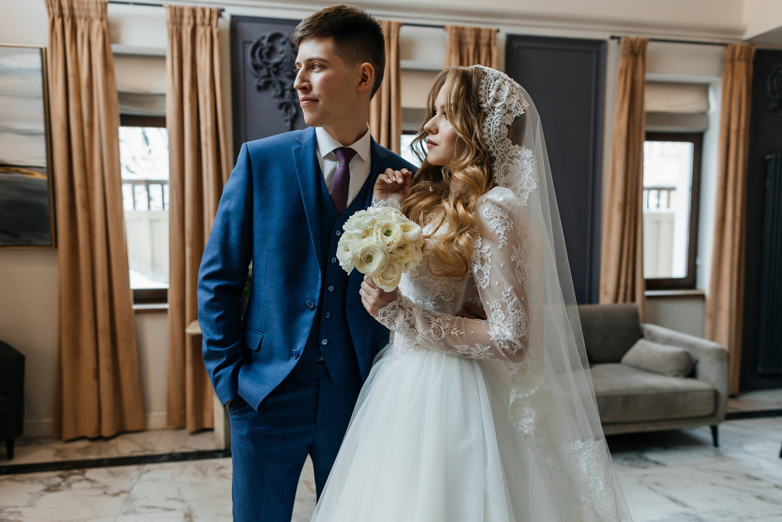 Роскошное утро пары в номере отеля. Олег Сверчков | Свадебный фотограф Вологда