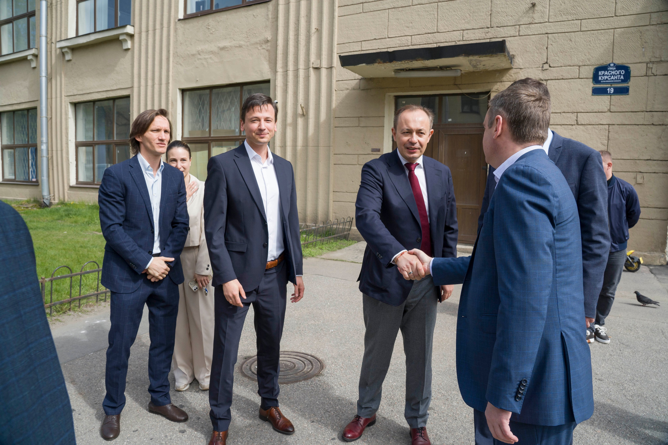 Вице-губернатор Санкт-Петербурга с делегацией на производстве. Фотограф в Санкт-Петербурге. Репортажная и все съёмки для бизнеса