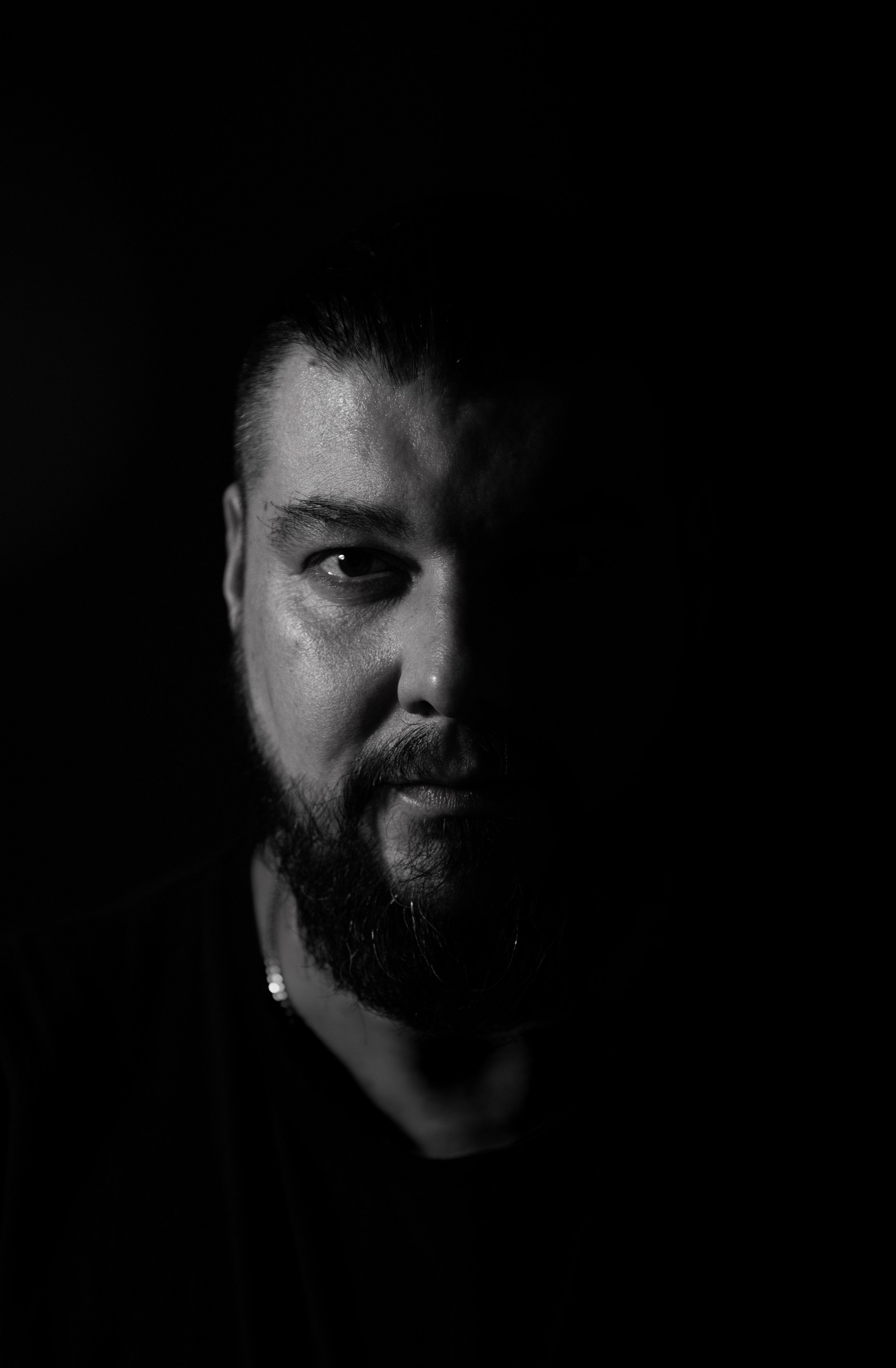 Портрет мужчины тени половина лица в тени половина на свету