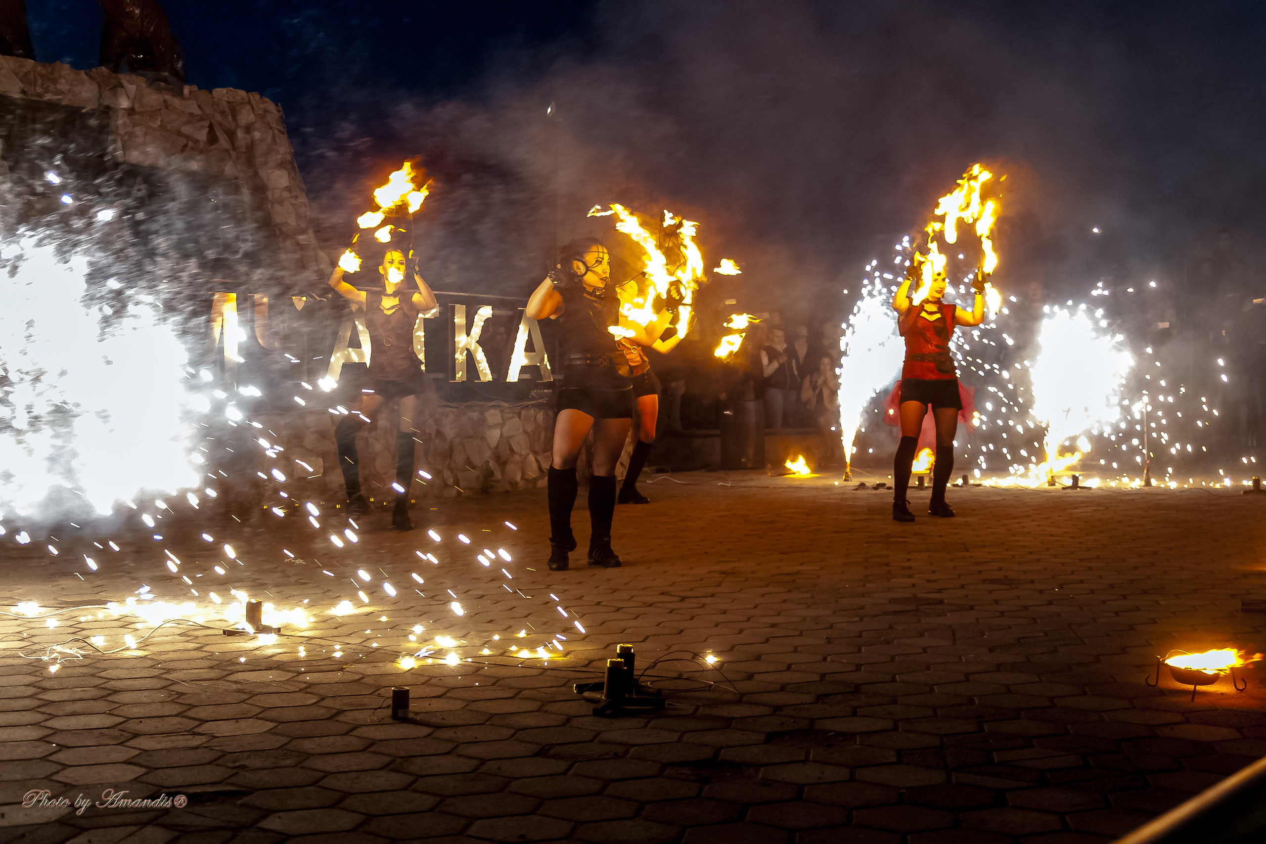 Огненное шоу у памятника «Здесь начинается Россия». Камчатка. Май 2017. Репортажная съемка в Москве и области. Анималистика